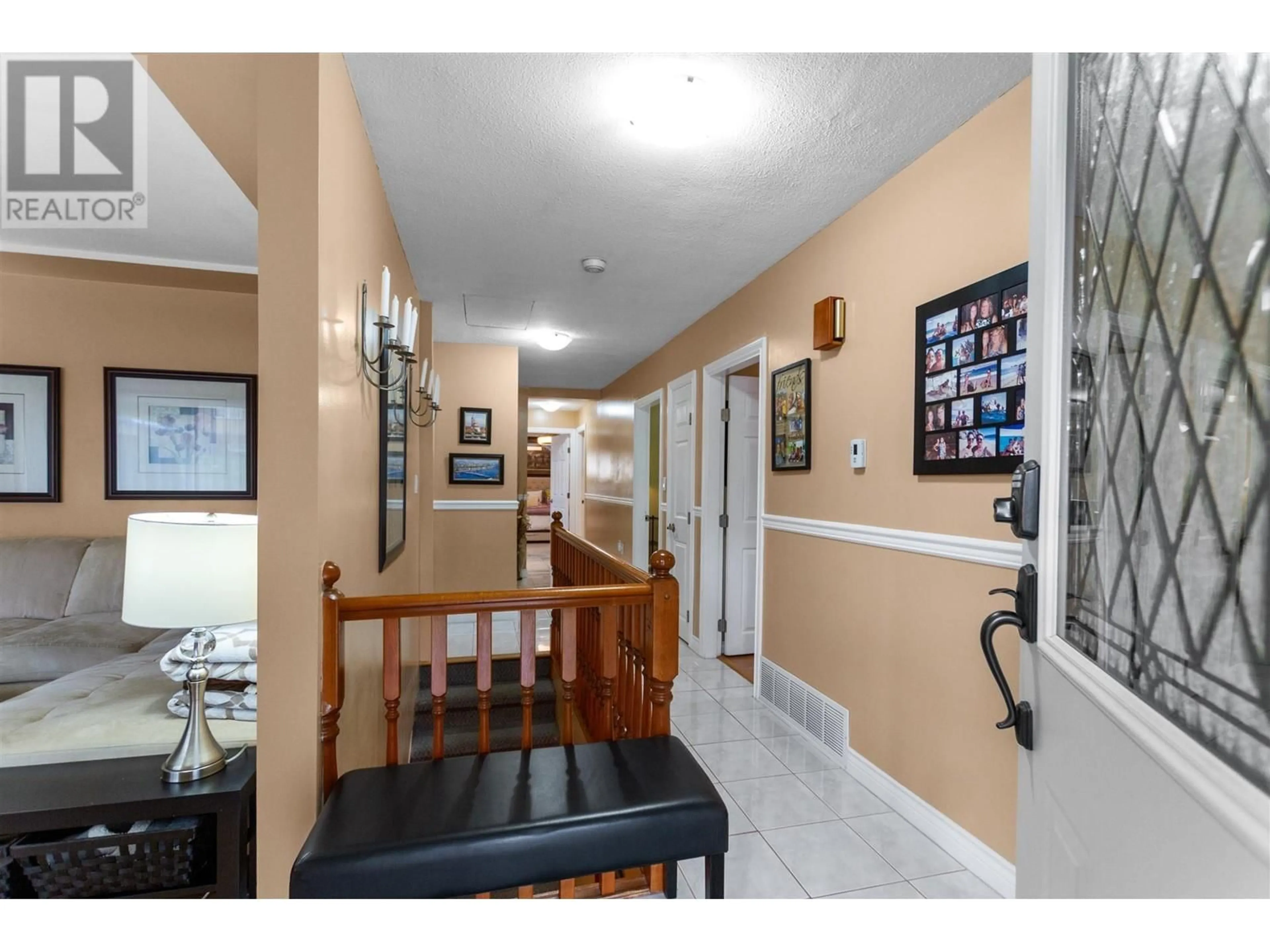 Indoor foyer for 1418 DANSEY AVENUE, Coquitlam British Columbia V3K3H8