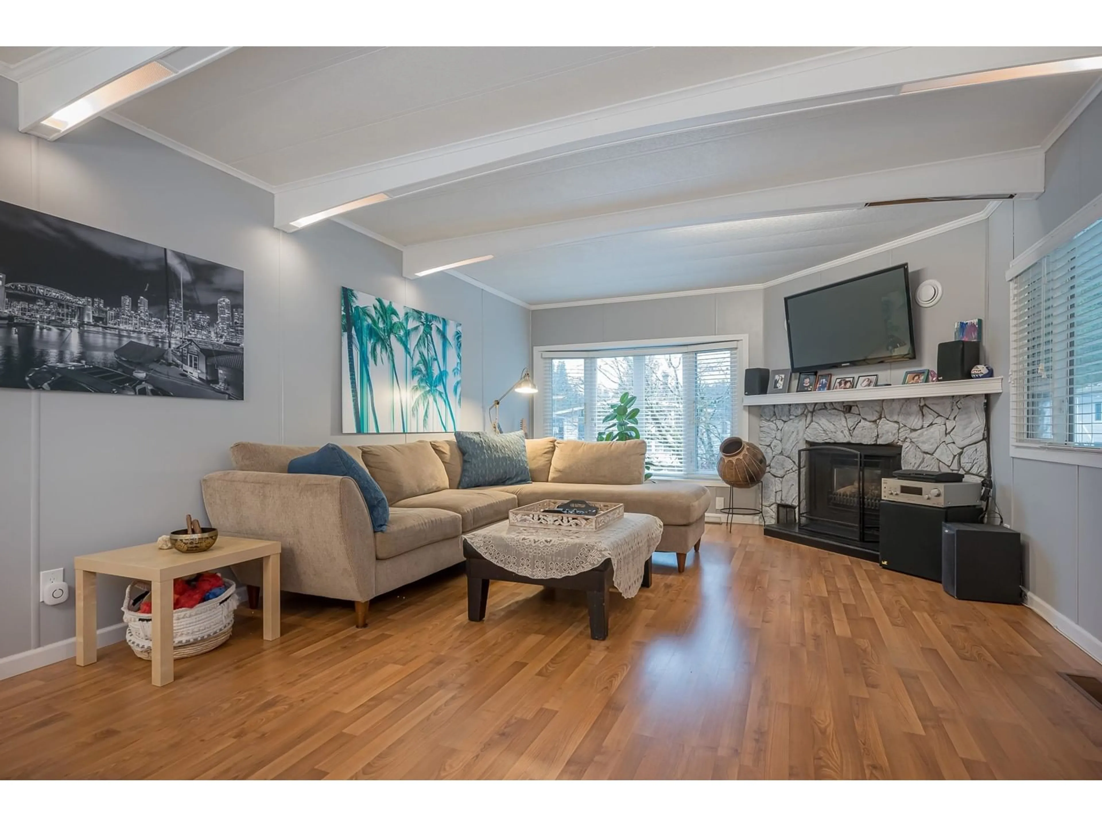 Living room with furniture, wood/laminate floor for 37 - 2315 198, Langley British Columbia V2Z1Z1