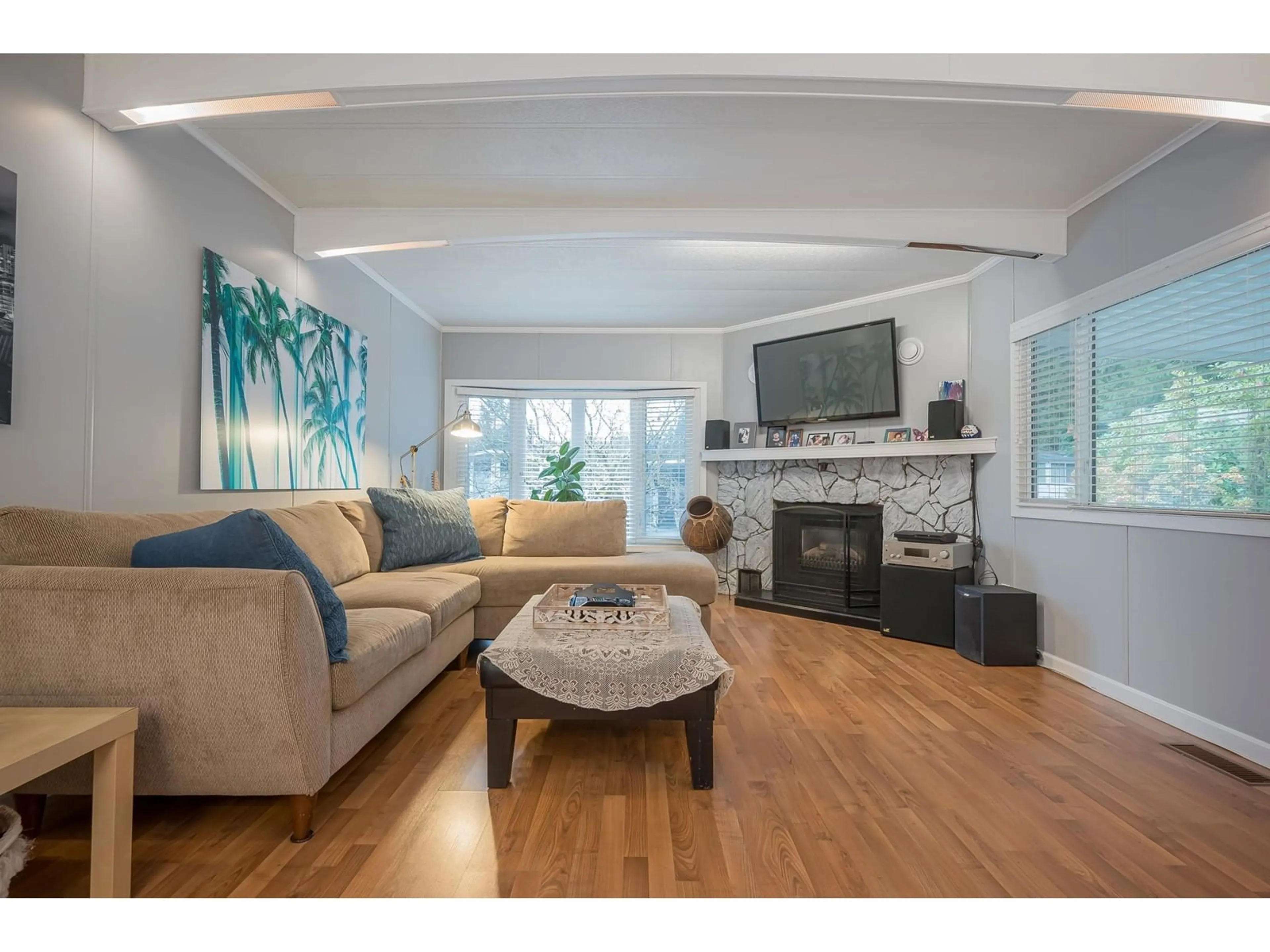 Living room with furniture, wood/laminate floor for 37 - 2315 198, Langley British Columbia V2Z1Z1