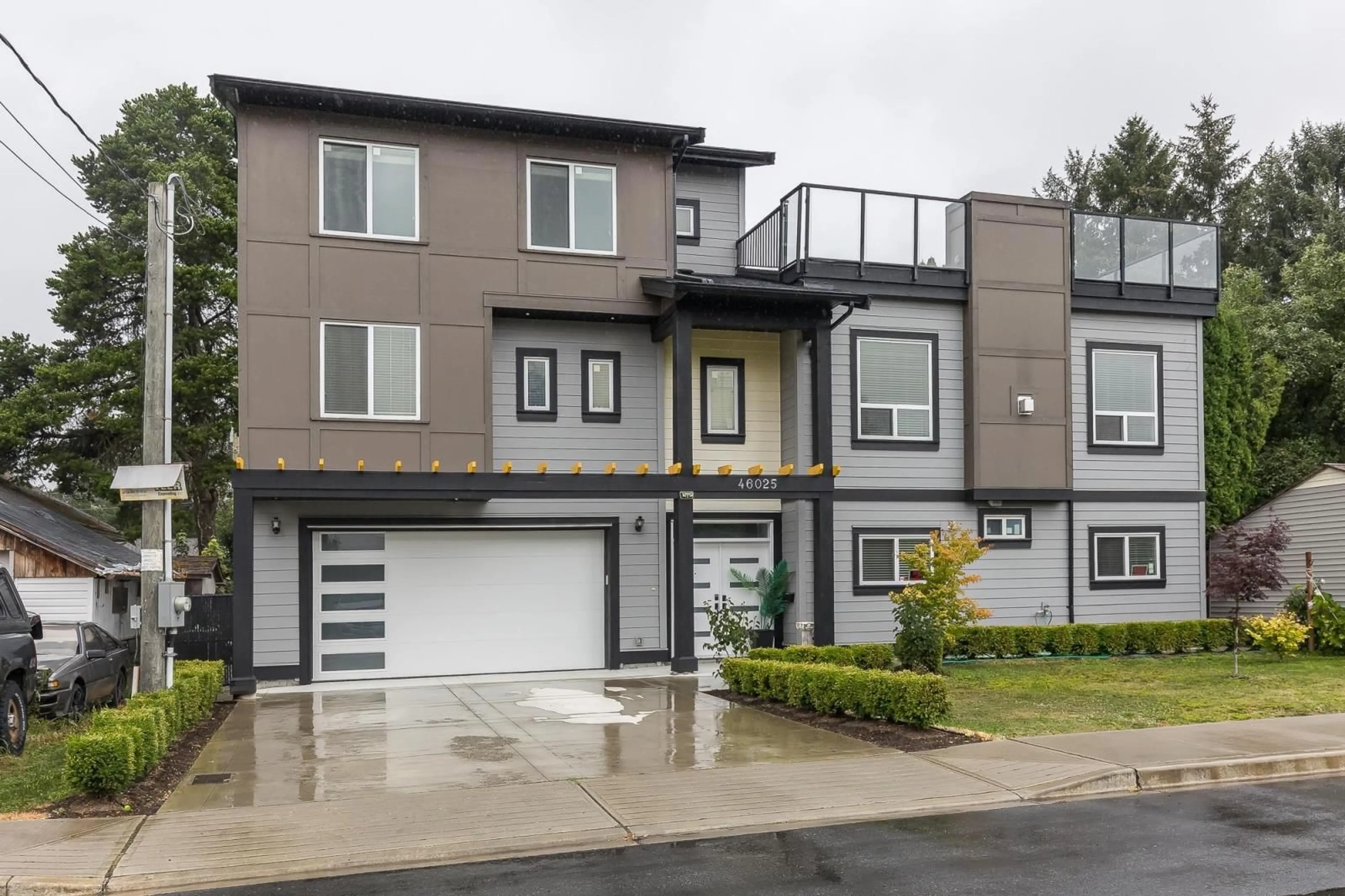 Home with vinyl exterior material, street for 46025 KING AVENUE, Chilliwack British Columbia V2P0J4