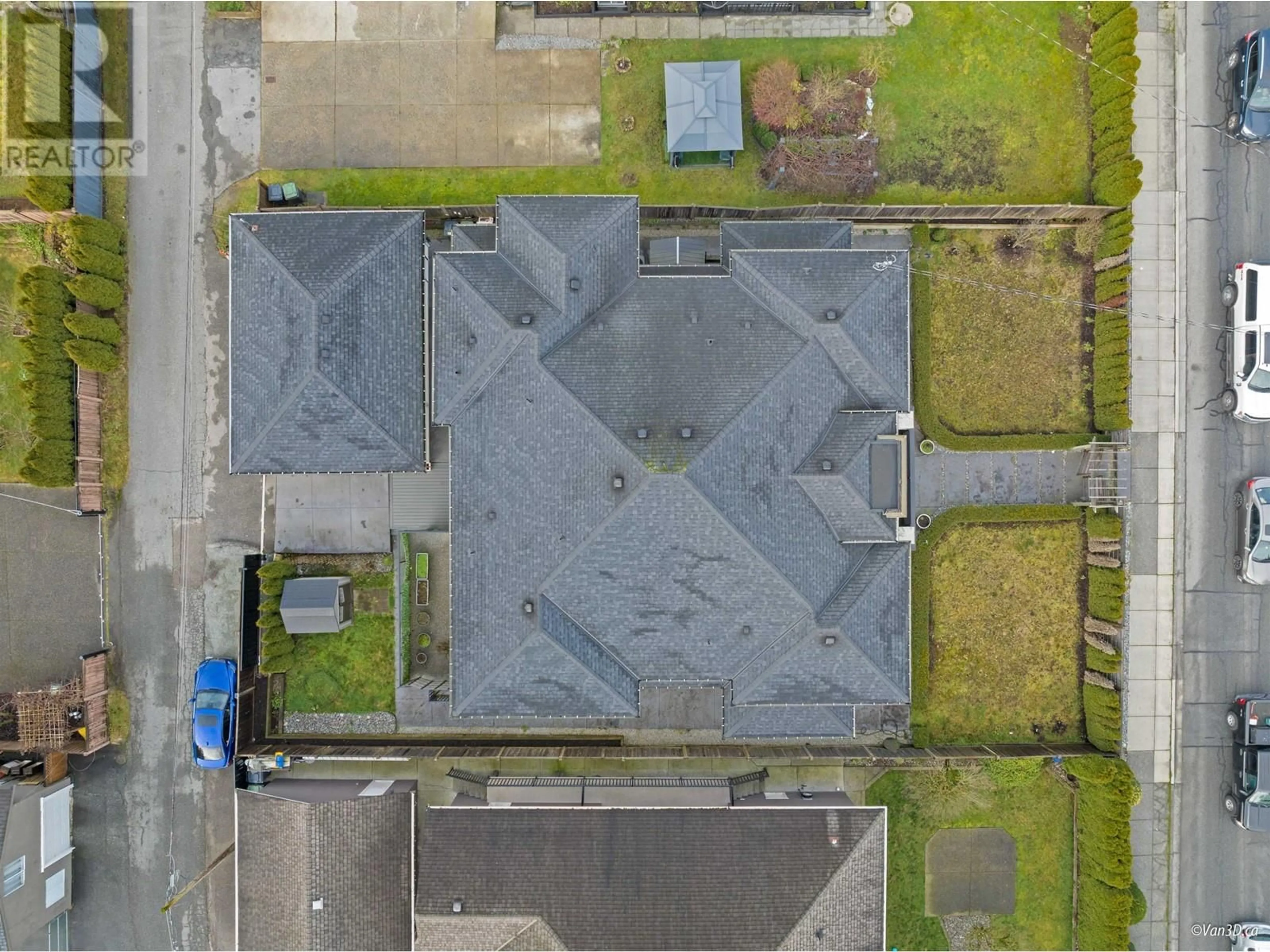 A pic from outside/outdoor area/front of a property/back of a property/a pic from drone, building for 656 BLUE MOUNTAIN STREET, Coquitlam British Columbia V3J4R6