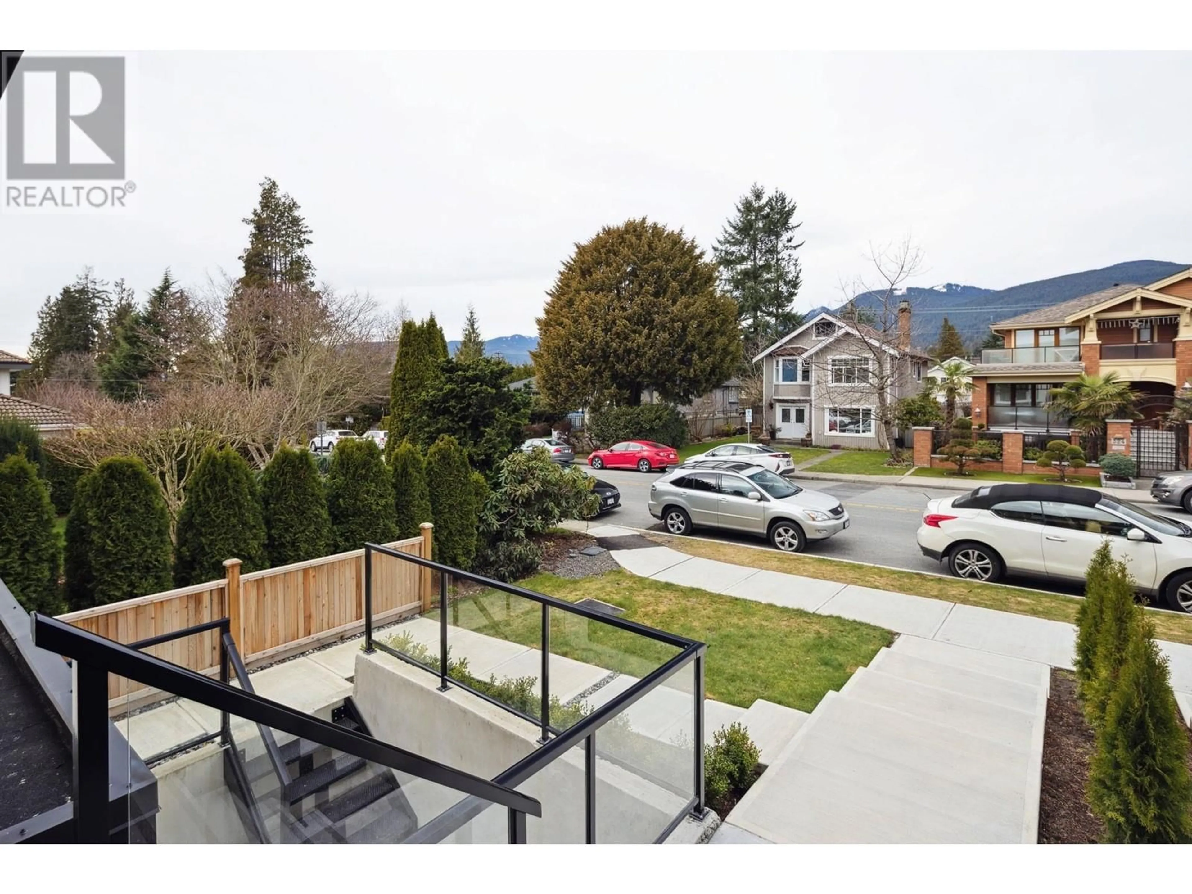 Patio, mountain view for 325 E 17TH STREET, North Vancouver British Columbia V7L2W1