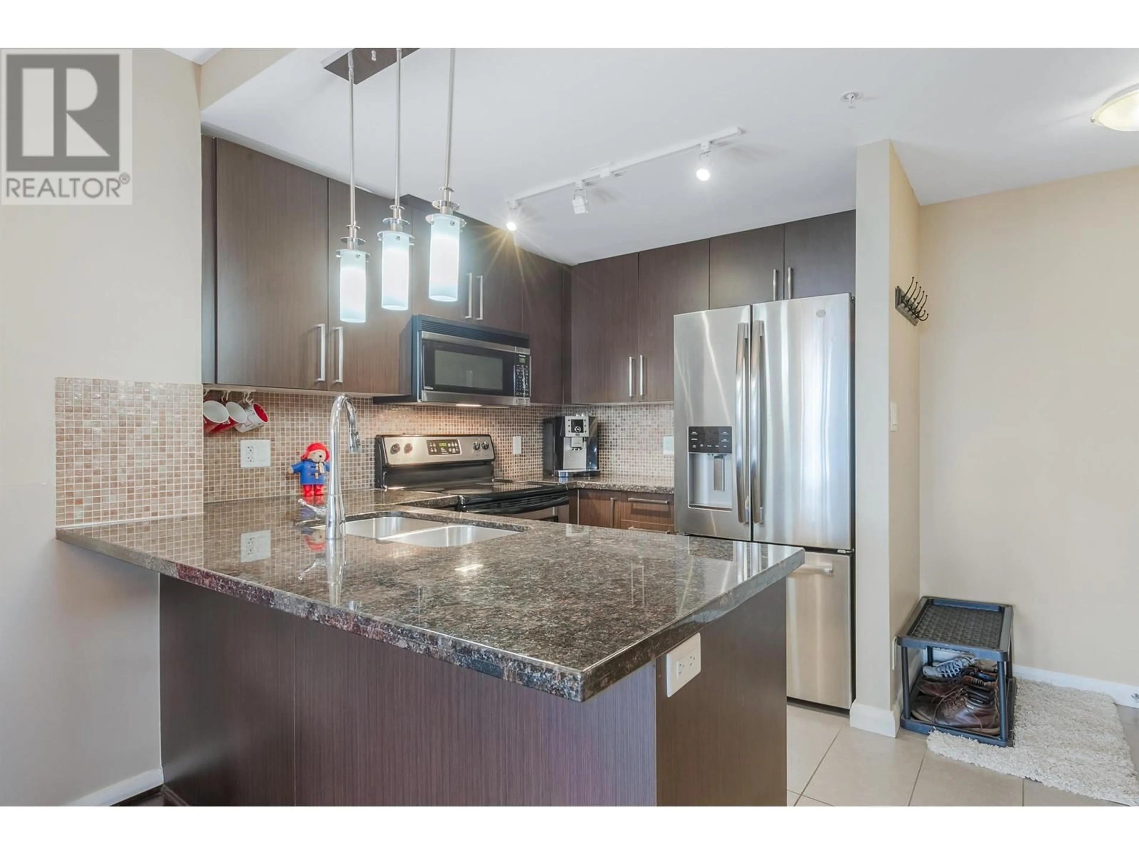 Open concept kitchen, ceramic/tile floor for 2105 888 CARNARVON STREET, New Westminster British Columbia V3M0C6