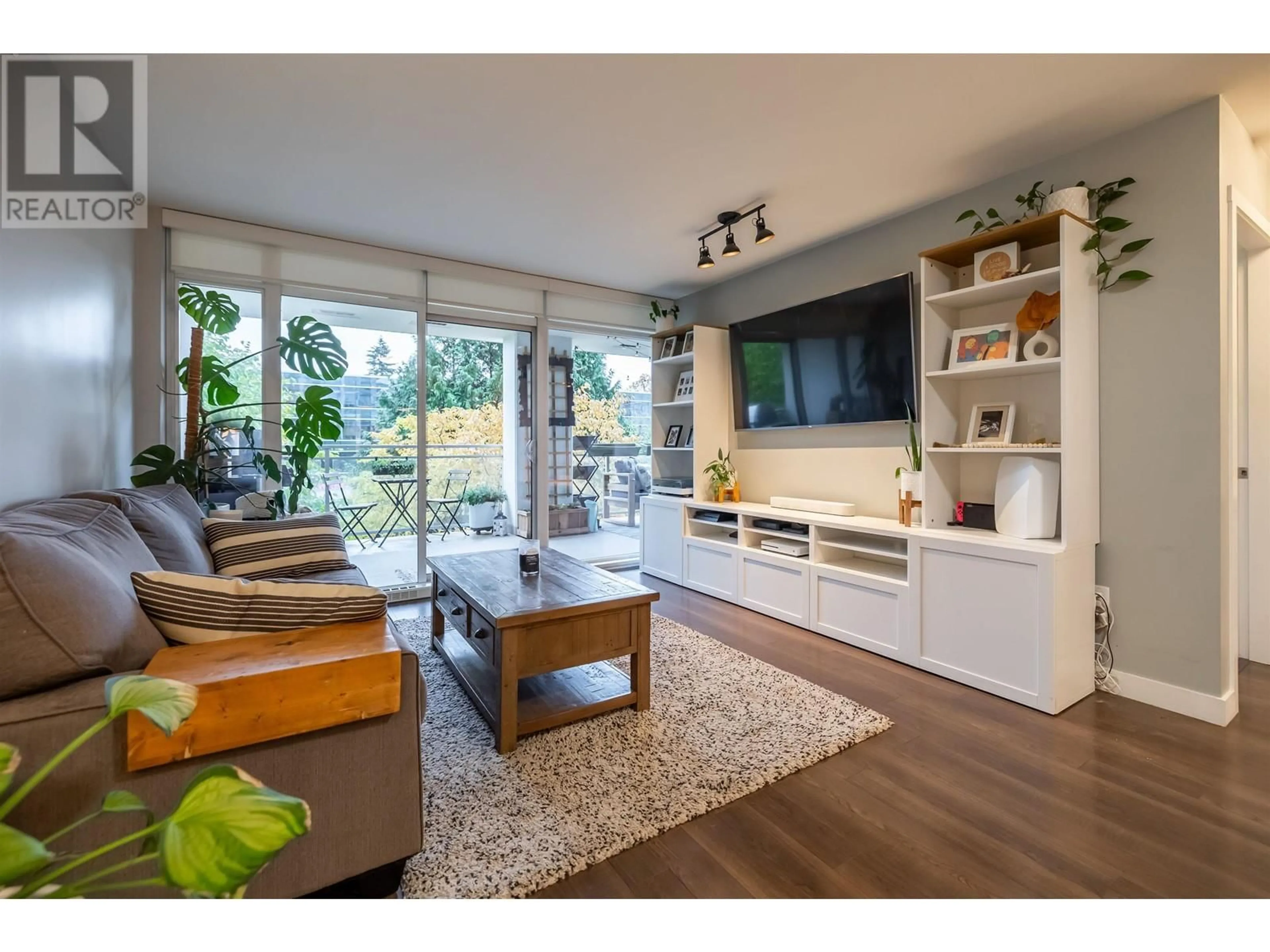 Living room with furniture, wood/laminate floor for 511 608 BELMONT STREET, New Westminster British Columbia V3M0G8