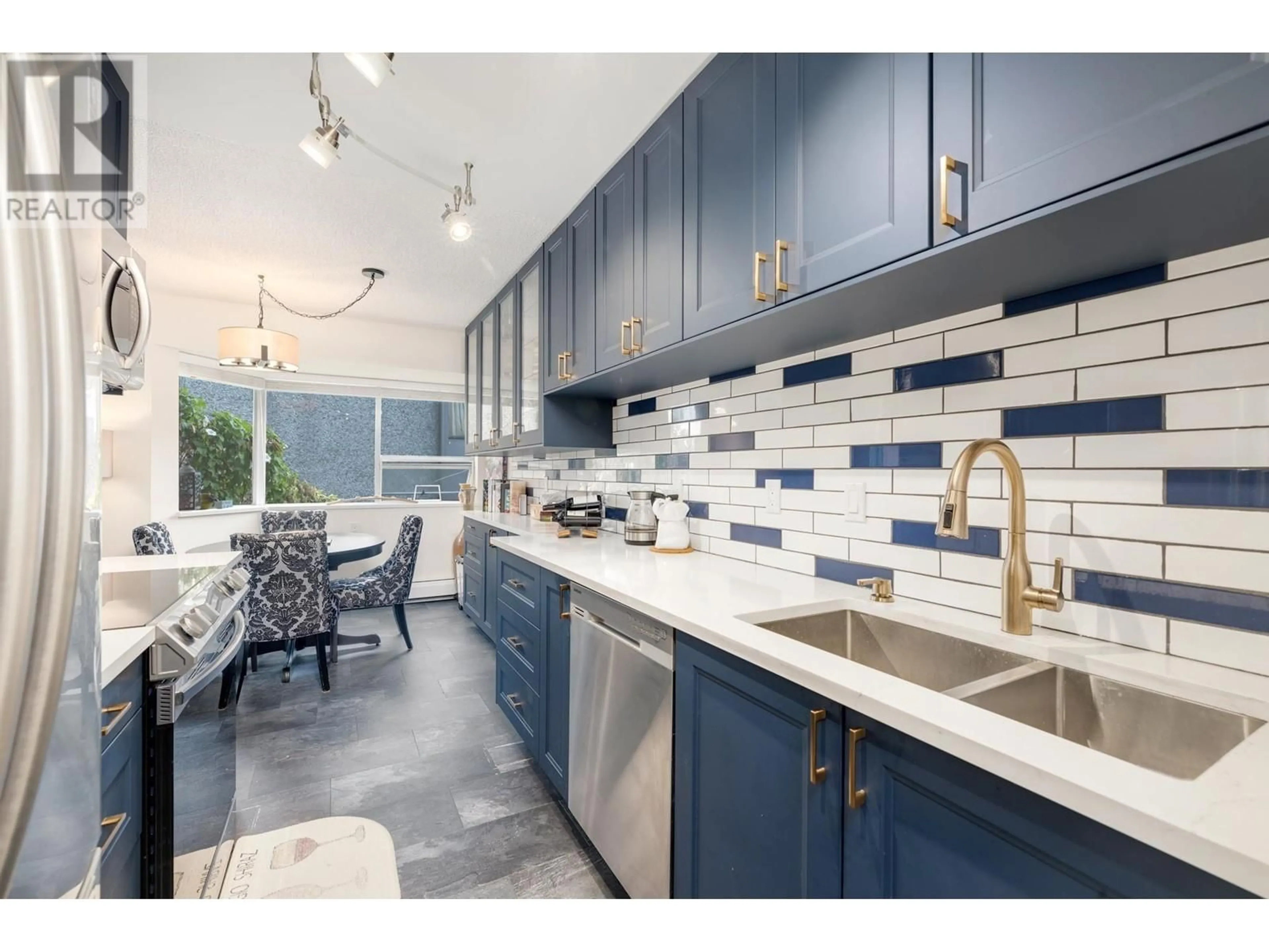 Open concept kitchen, ceramic/tile floor for 102 1550 CHESTERFIELD AVENUE, North Vancouver British Columbia V7M2N6