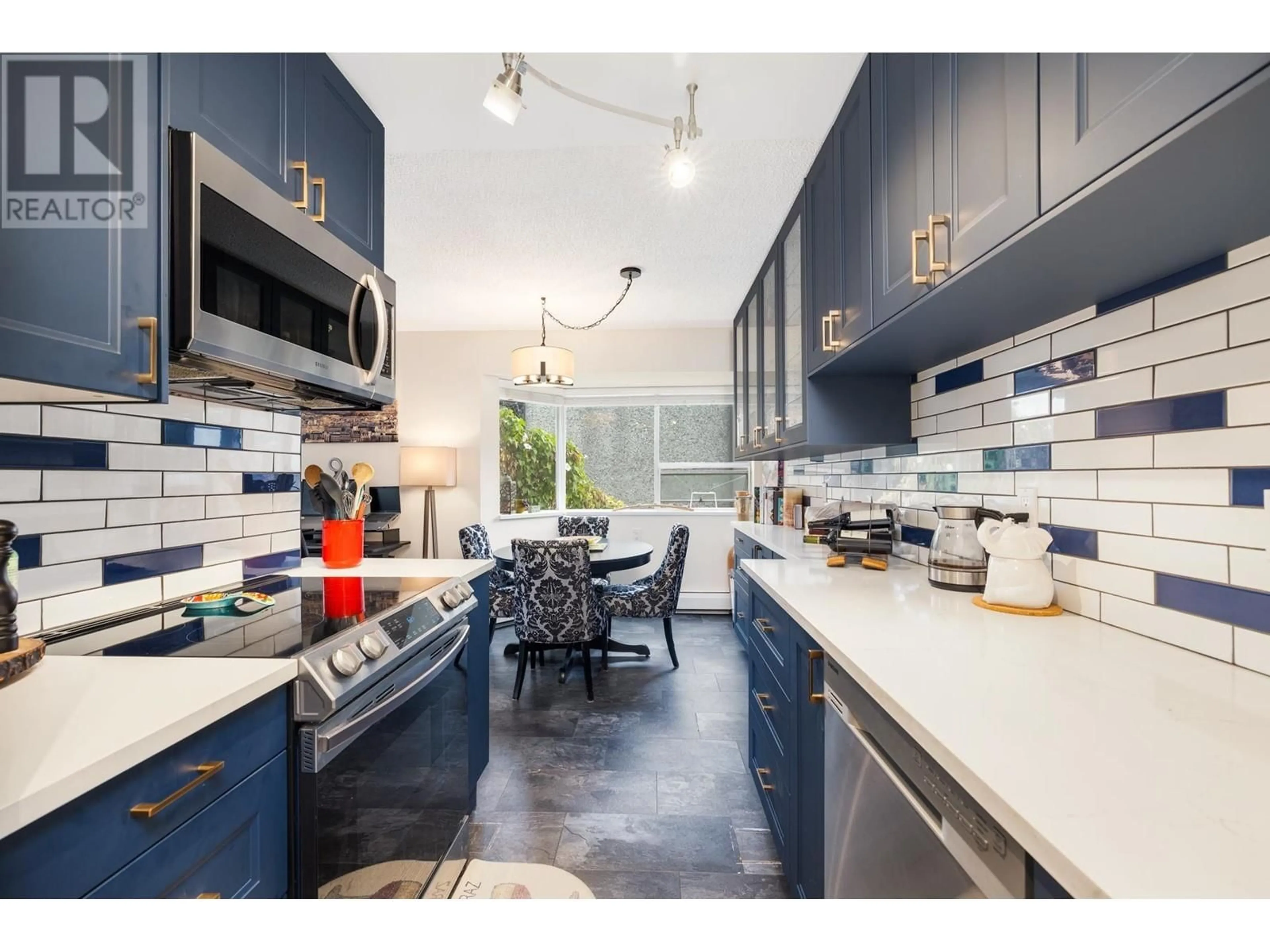 Open concept kitchen, ceramic/tile floor for 102 1550 CHESTERFIELD AVENUE, North Vancouver British Columbia V7M2N6