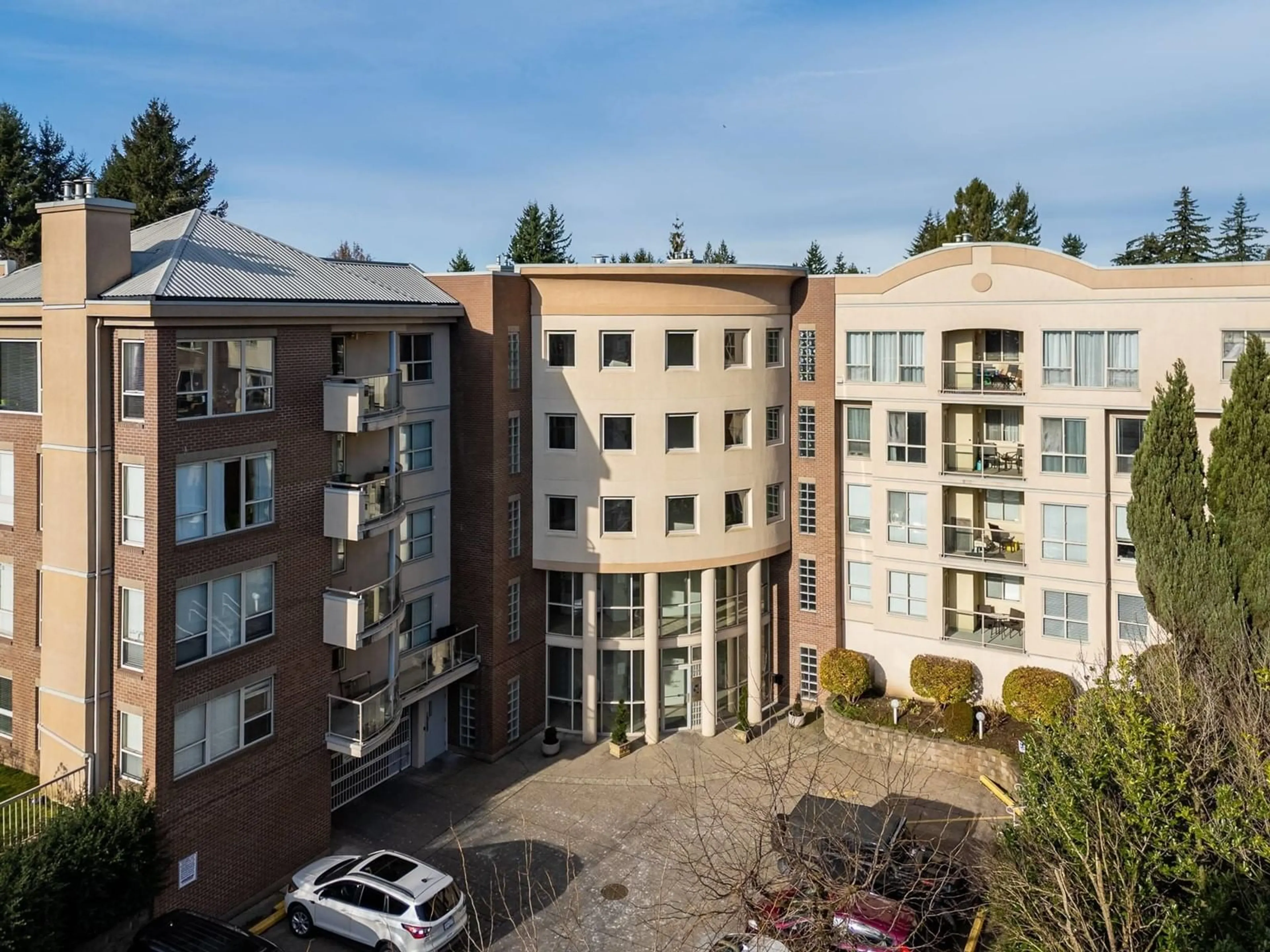 A pic from outside/outdoor area/front of a property/back of a property/a pic from drone, building for 103 - 33731 MARSHALL, Abbotsford British Columbia V2S1L5