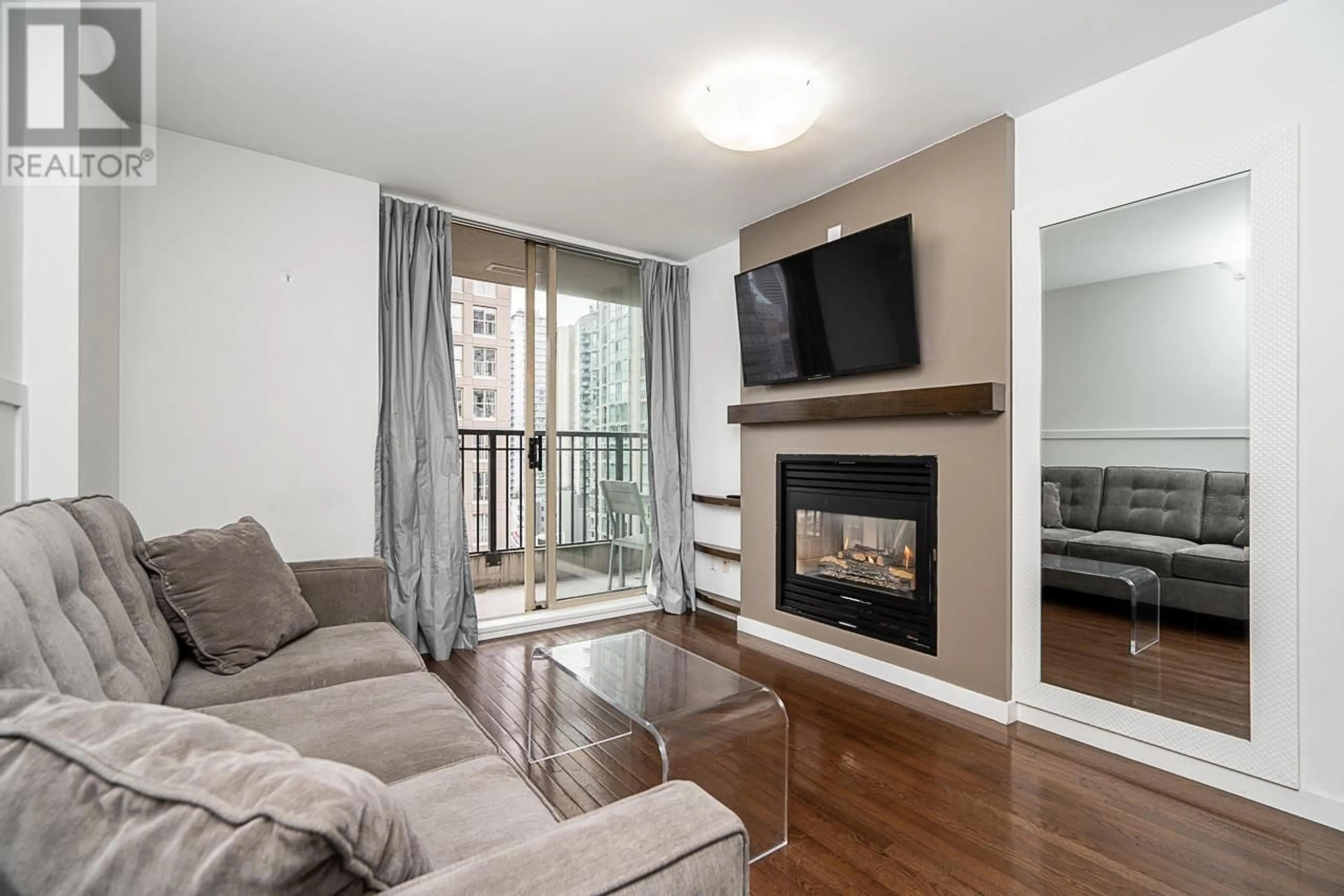 Living room with furniture, wood/laminate floor for 1505 989 RICHARDS STREET, Vancouver British Columbia V6B6R6