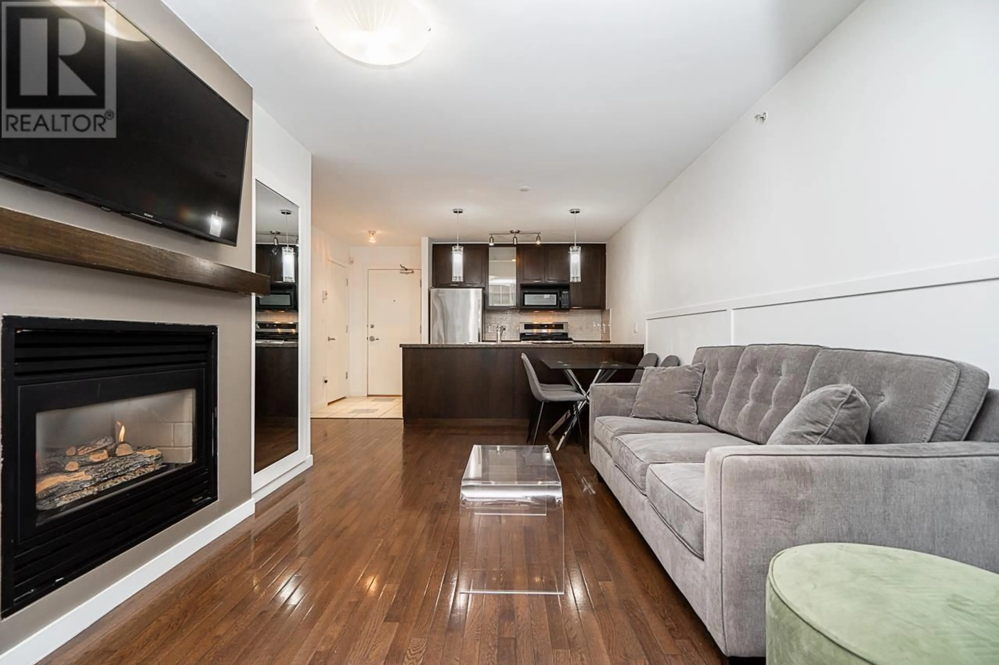 Living room with furniture, wood/laminate floor for 1505 989 RICHARDS STREET, Vancouver British Columbia V6B6R6