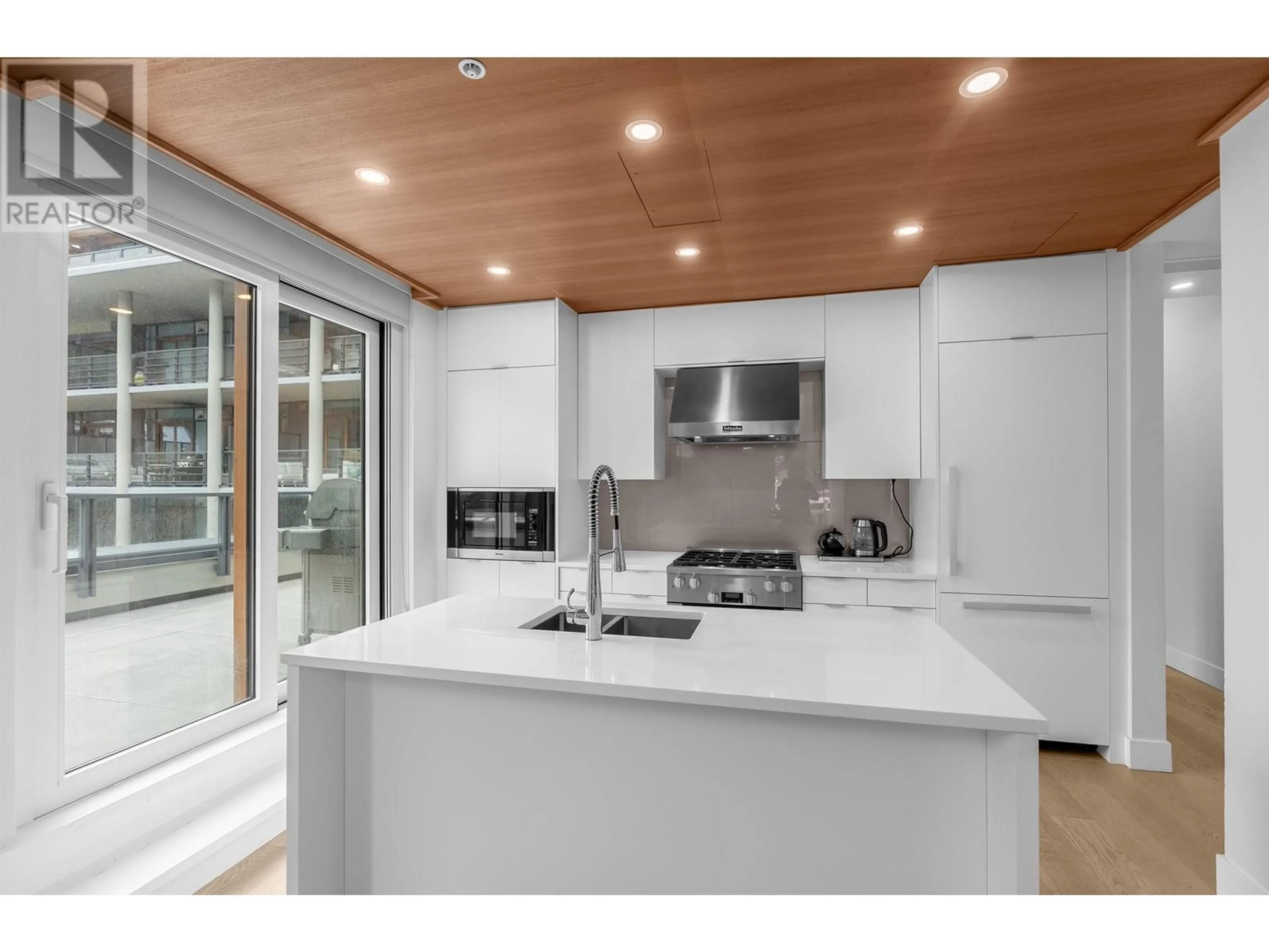 Contemporary kitchen, unknown for 309 6707 NELSON AVENUE, West Vancouver British Columbia V7W0A4