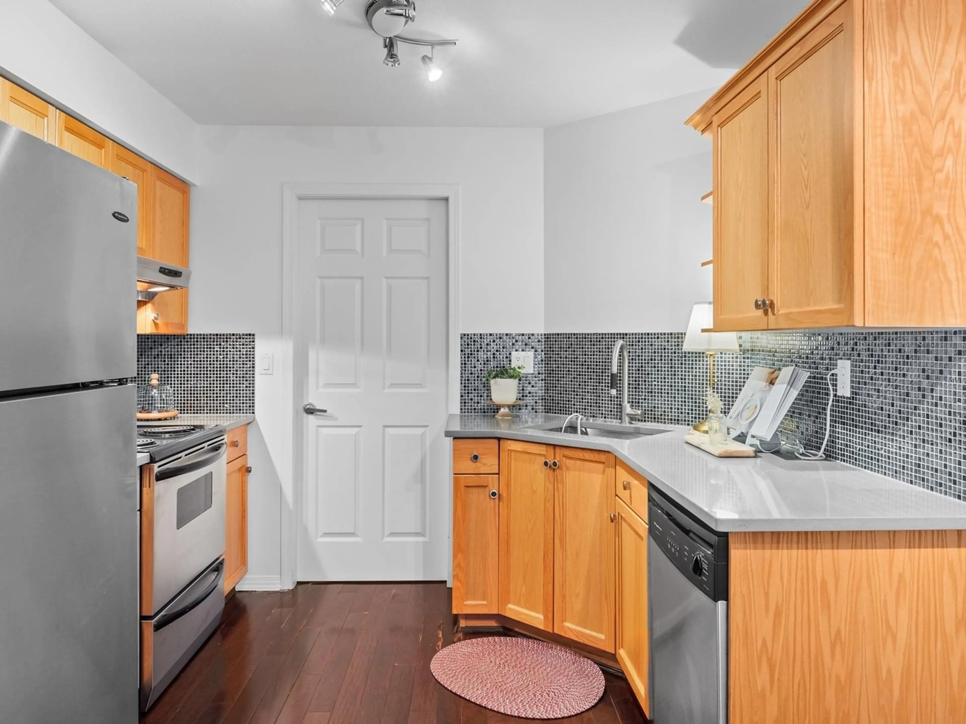 Standard kitchen, unknown for 404 32638 7TH AVENUE, Mission British Columbia V2V7P4