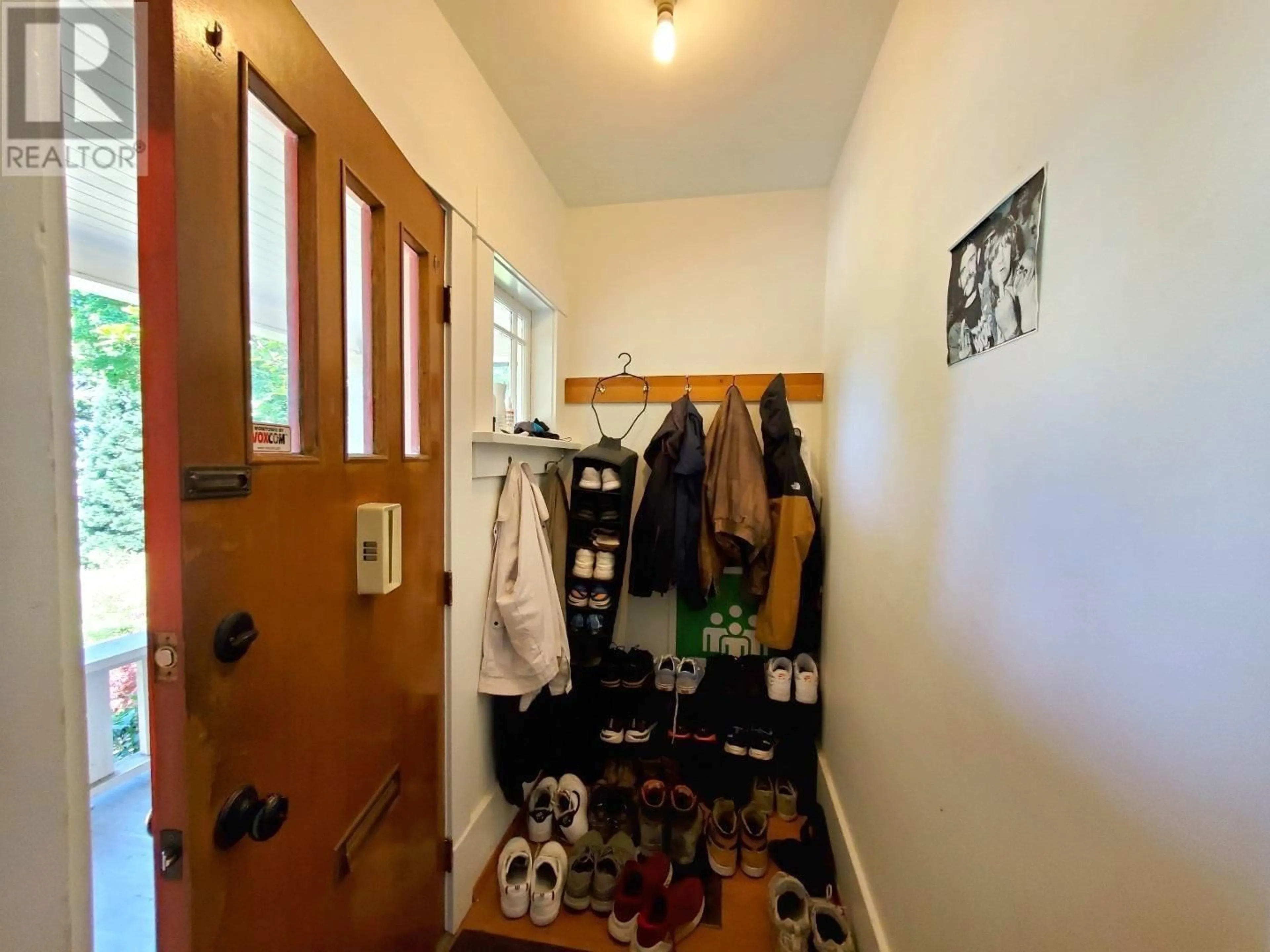 Indoor entryway for 3542 W 16TH AVENUE, Vancouver British Columbia V6R3C1