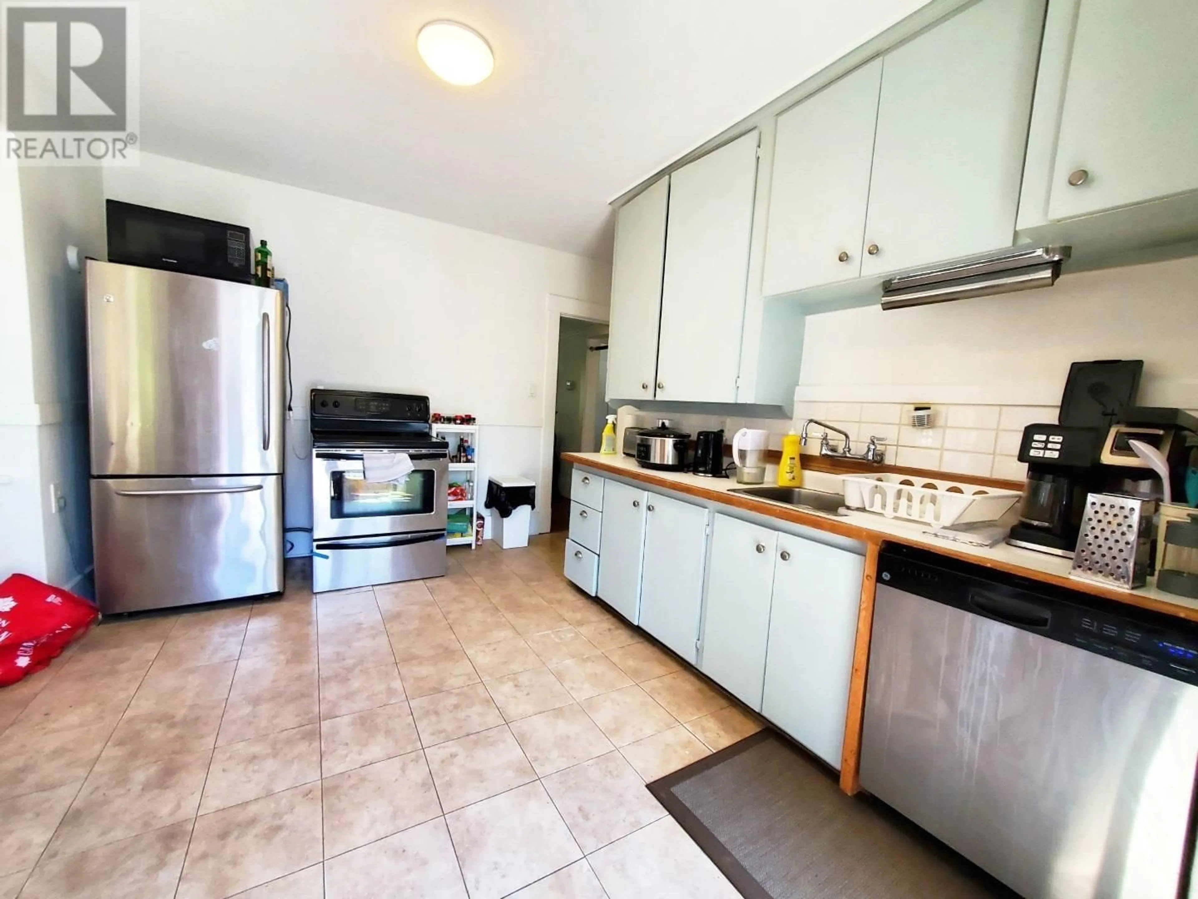 Standard kitchen, ceramic/tile floor for 3542 W 16TH AVENUE, Vancouver British Columbia V6R3C1