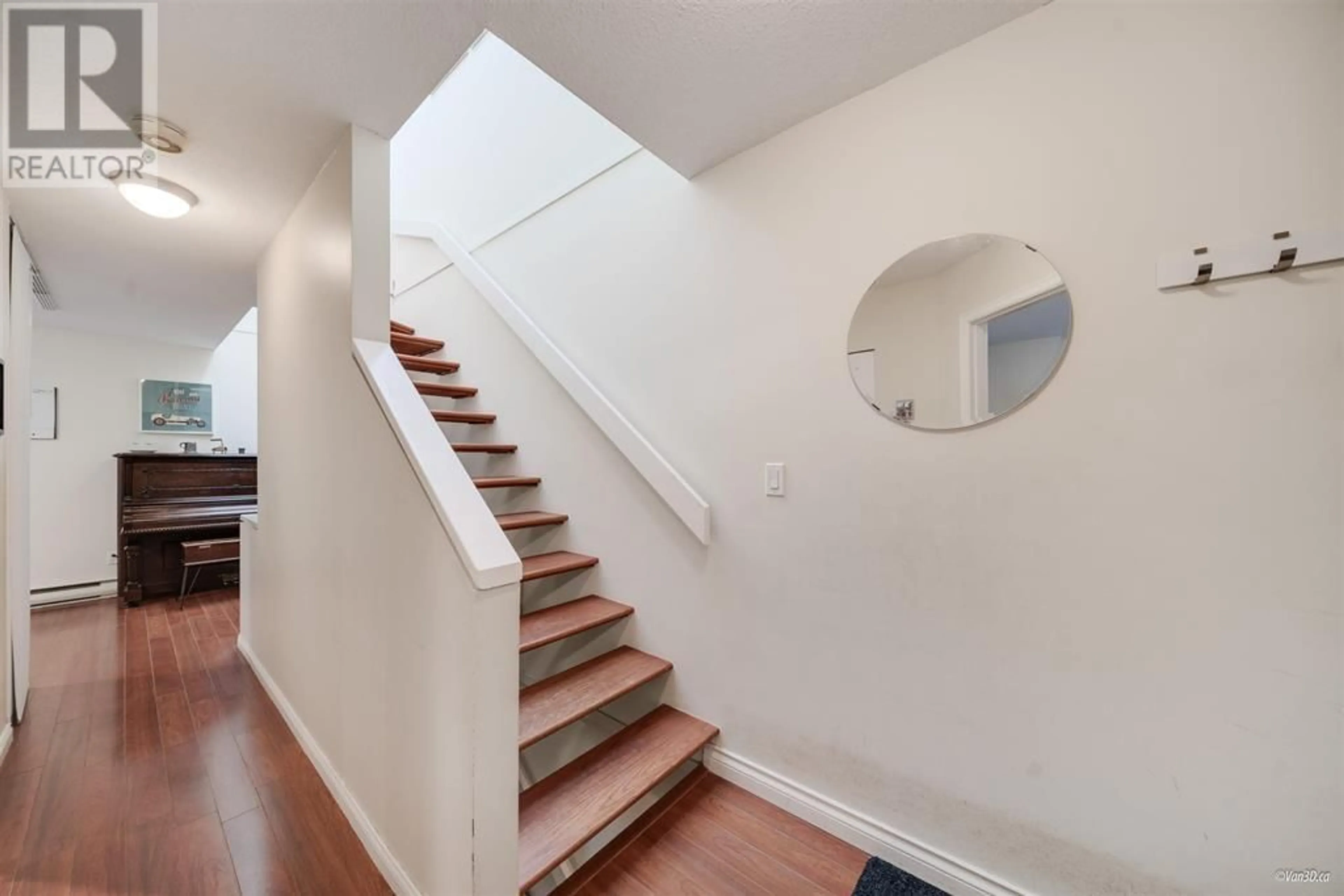 Stairs for 2209 ALDER STREET, Vancouver British Columbia V6H2R8