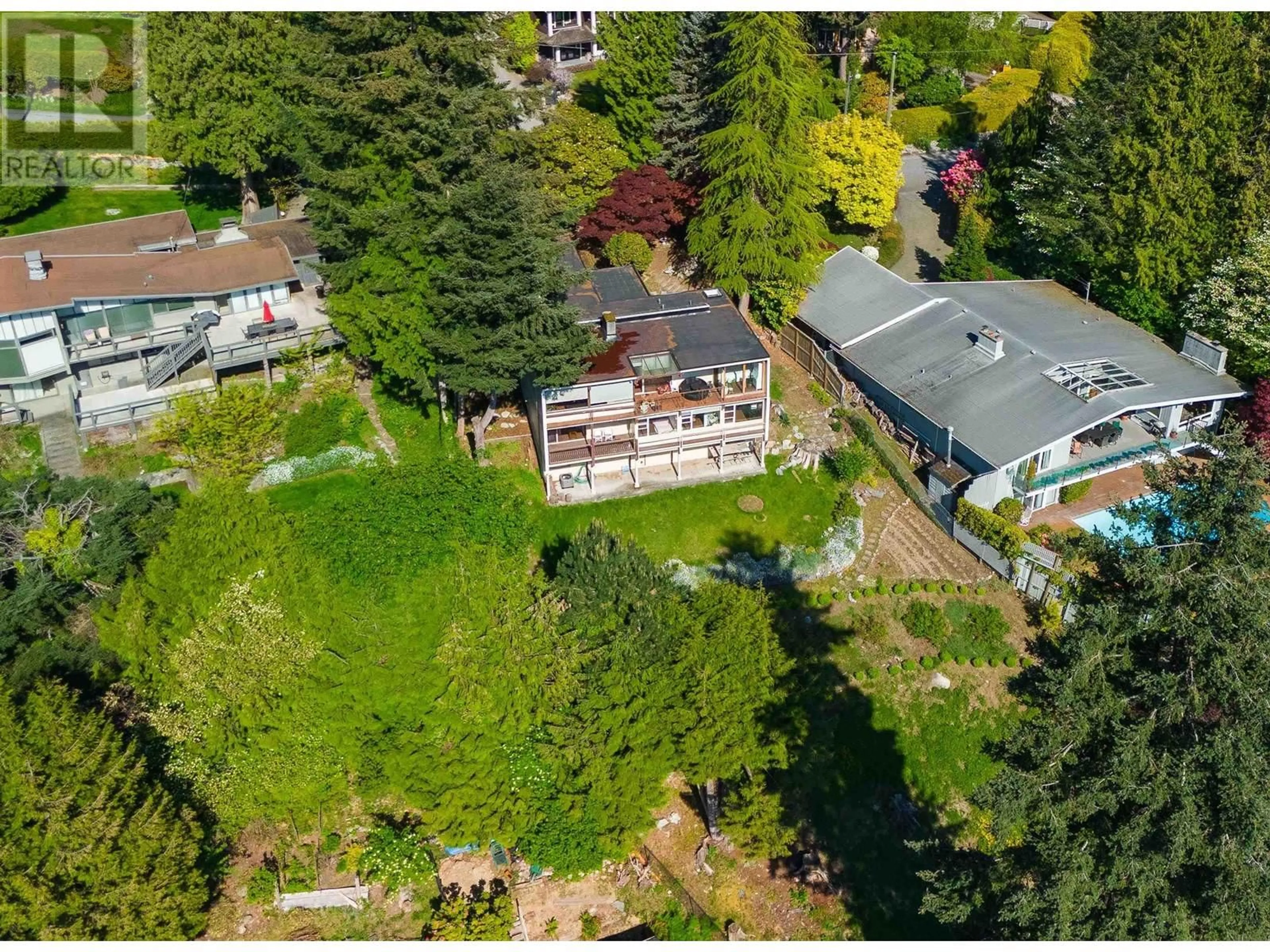 A pic from outside/outdoor area/front of a property/back of a property/a pic from drone, unknown for 2664 ROSEBERY AVENUE, West Vancouver British Columbia V7V3A2