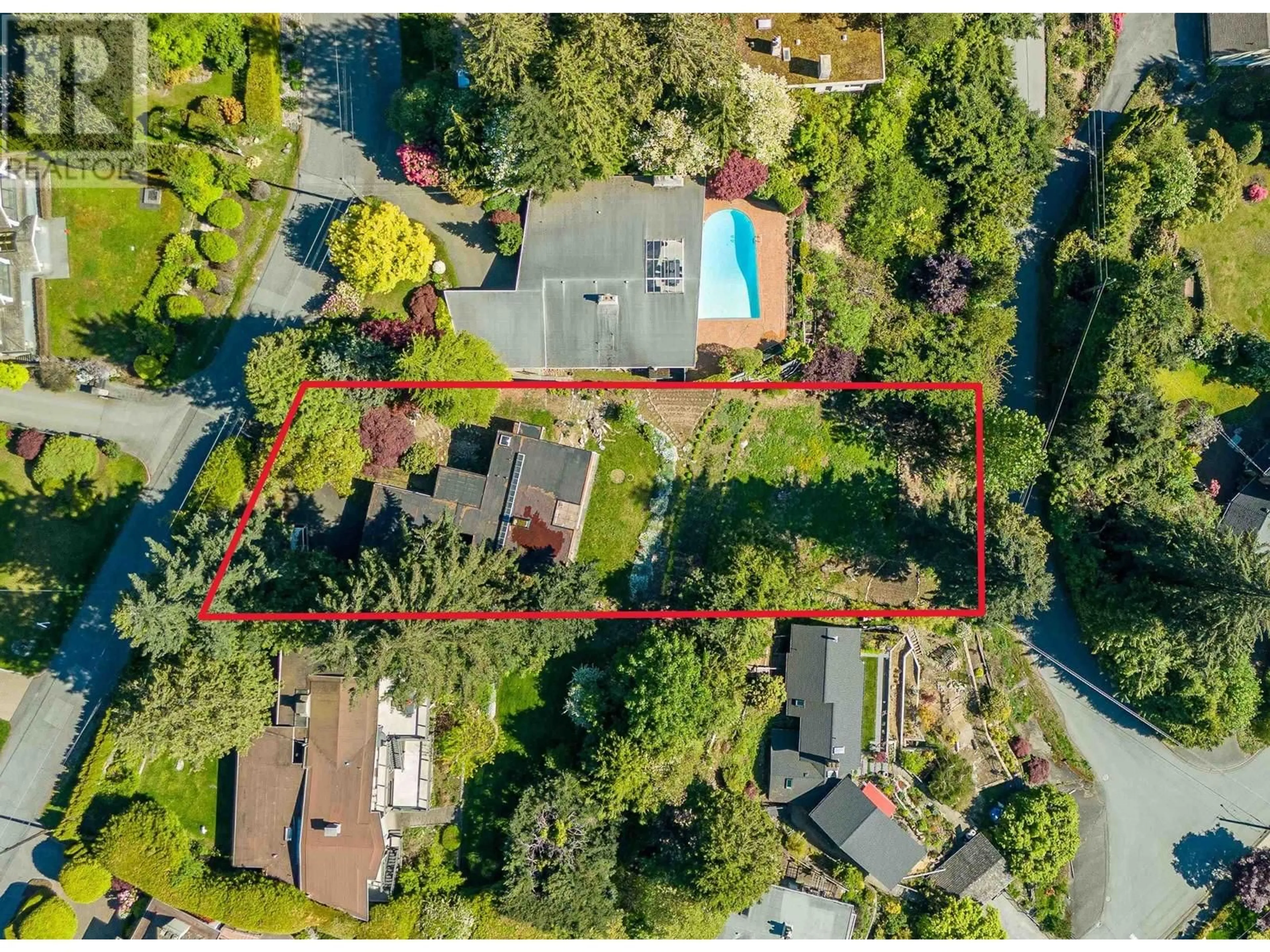 A pic from outside/outdoor area/front of a property/back of a property/a pic from drone, street for 2664 ROSEBERY AVENUE, West Vancouver British Columbia V7V3A2