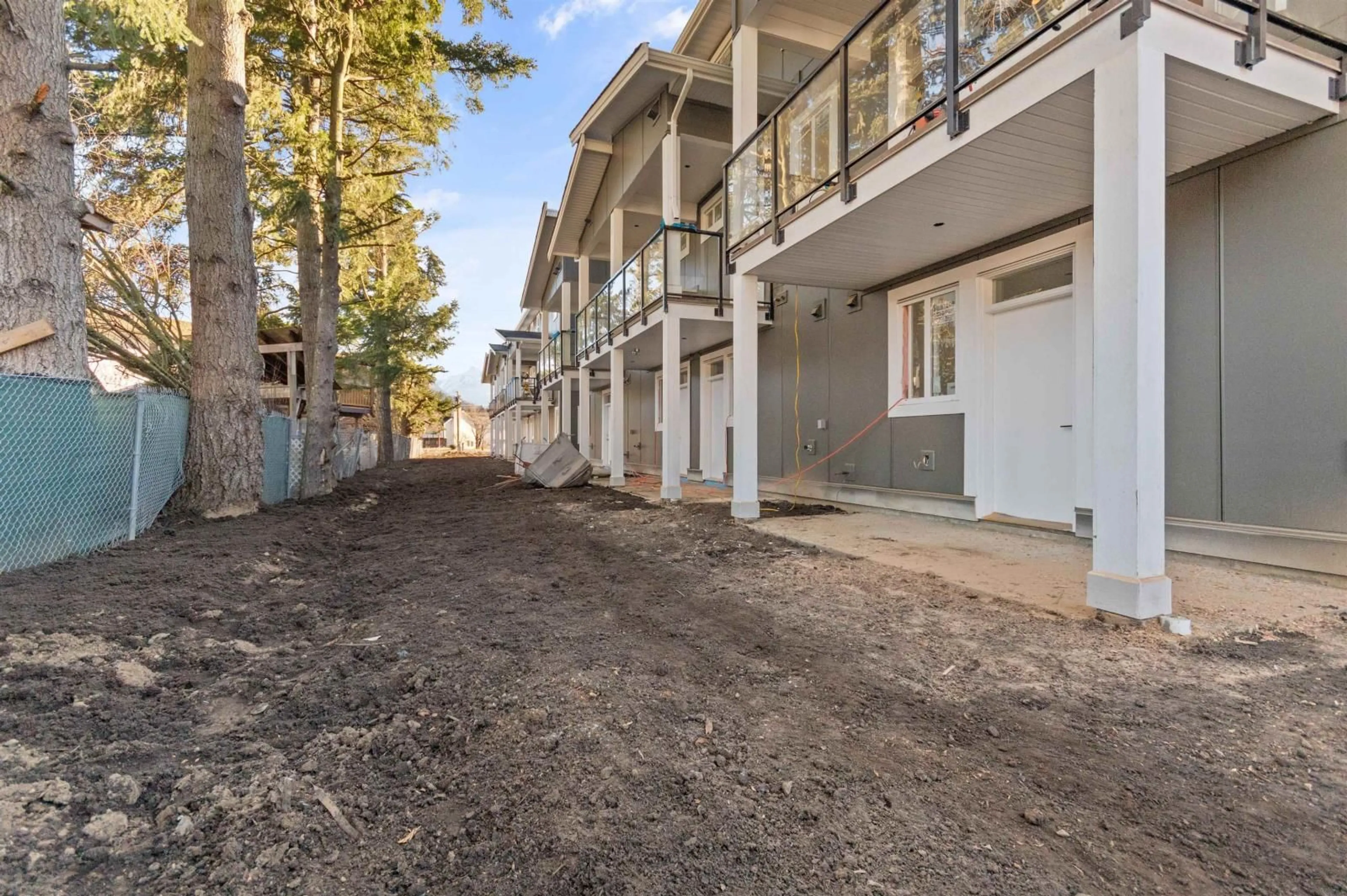 Patio, street for 1 - 455 COQUIHALLA STREET, Hope British Columbia V0X1L0