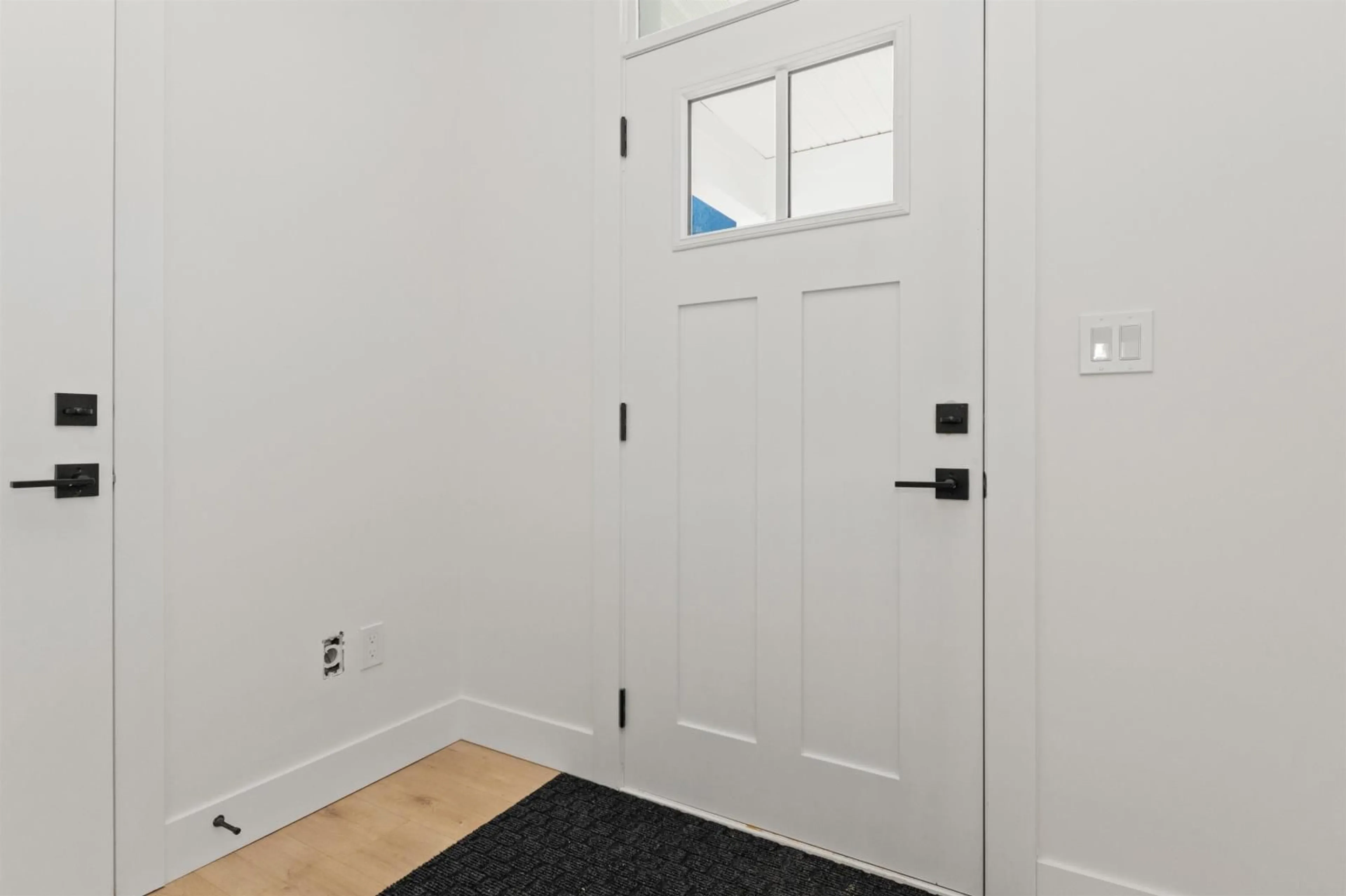 Indoor entryway for 1 - 455 COQUIHALLA STREET, Hope British Columbia V0X1L0