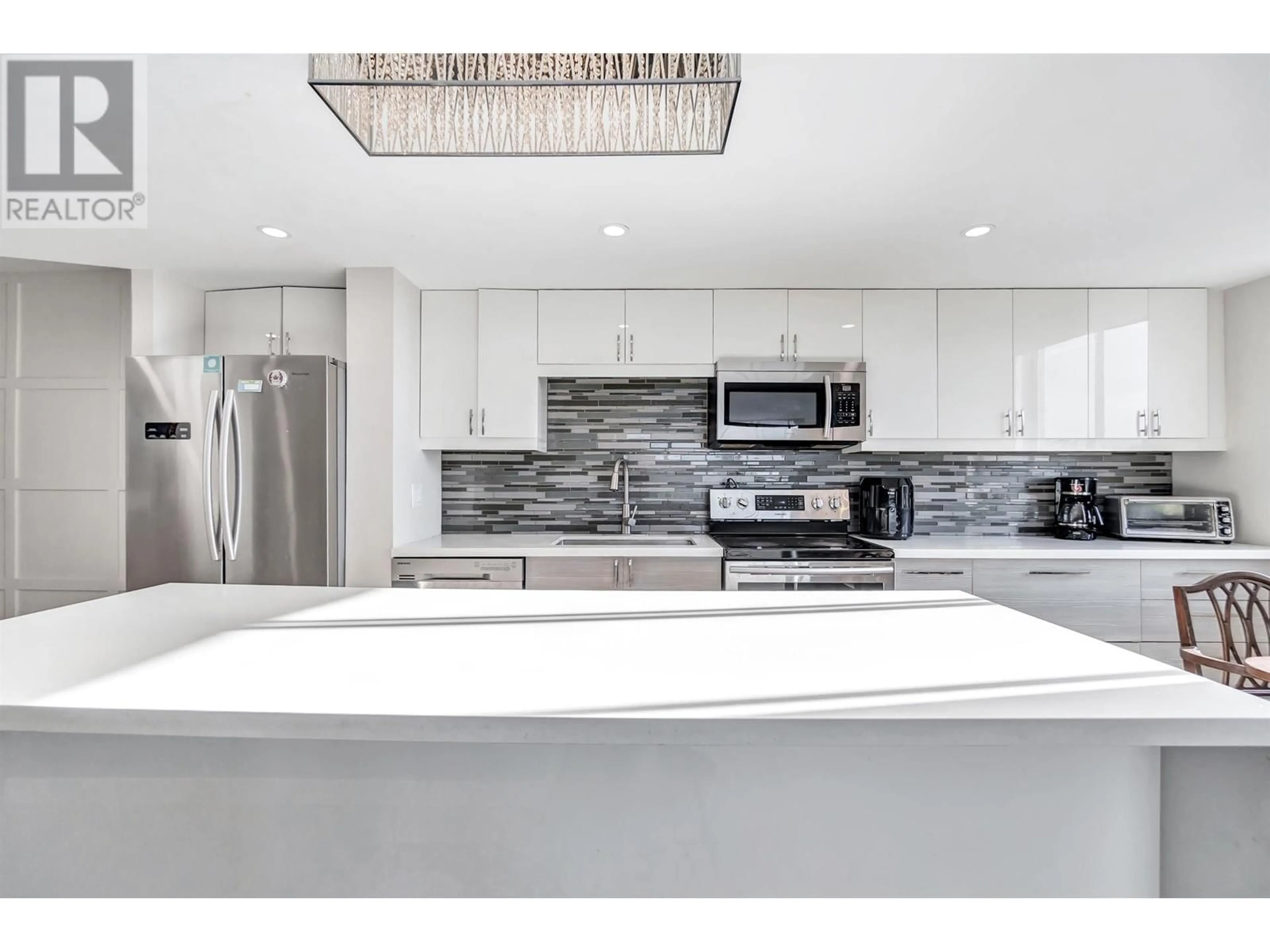 Open concept kitchen, ceramic/tile floor for 1511 2016 FULLERTON AVENUE, North Vancouver British Columbia V7P3E6