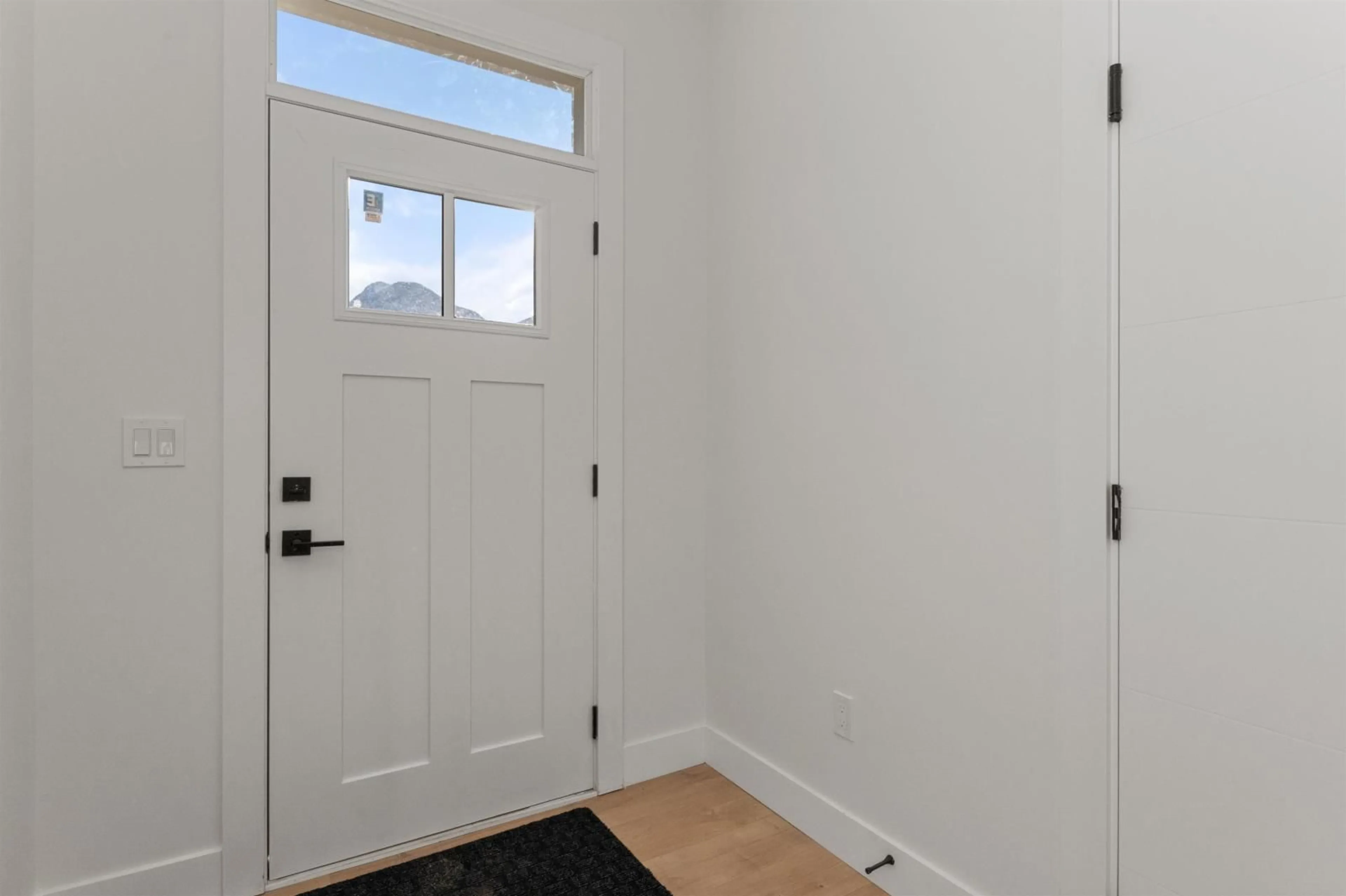 Indoor entryway for 2 455 COQUIHALLA STREET|Hope, Hope British Columbia V0X1L0