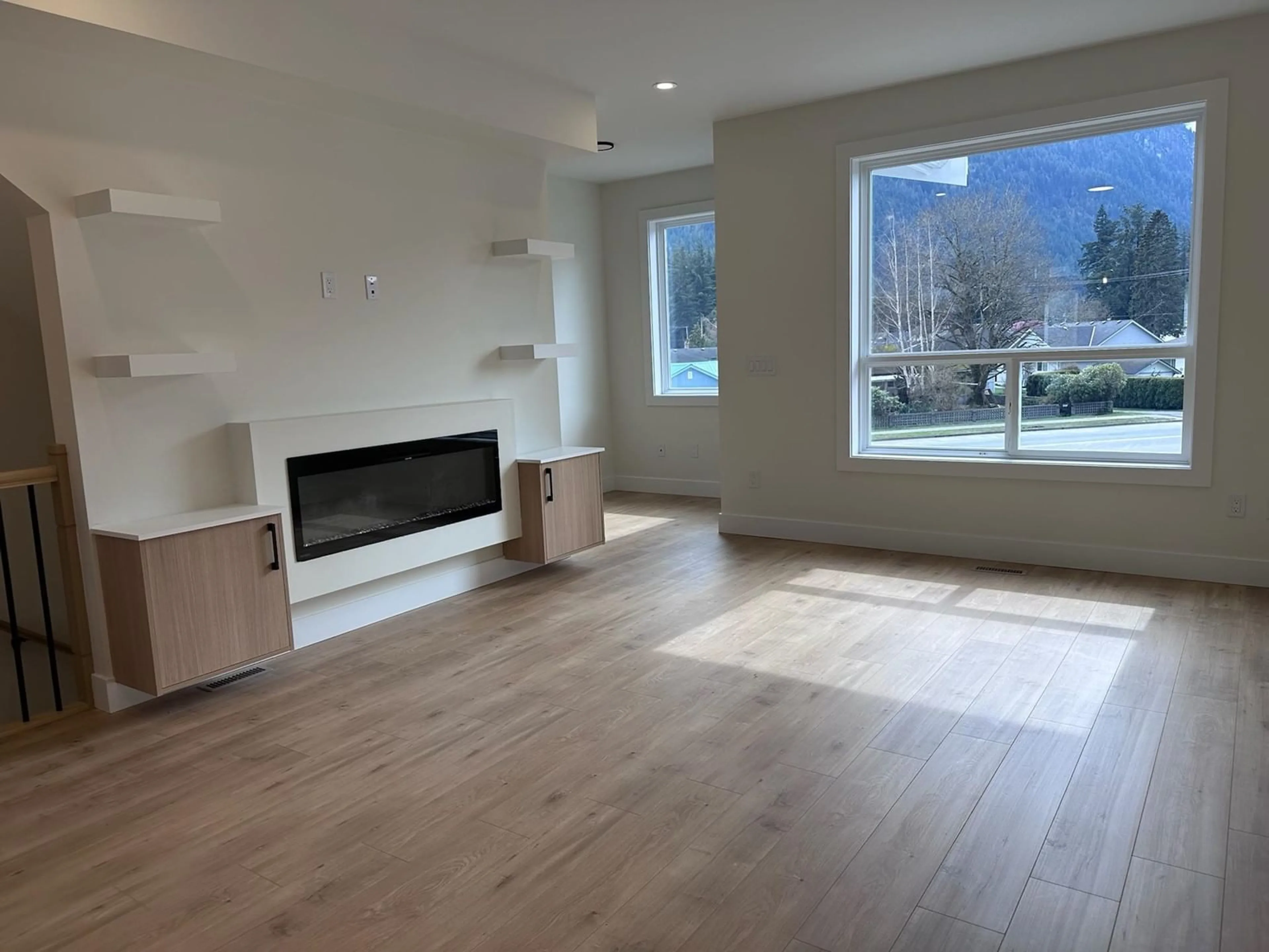 Living room with furniture, wood/laminate floor for 6 - 455 COQUIHALLA STREET, Hope British Columbia V0X1L0
