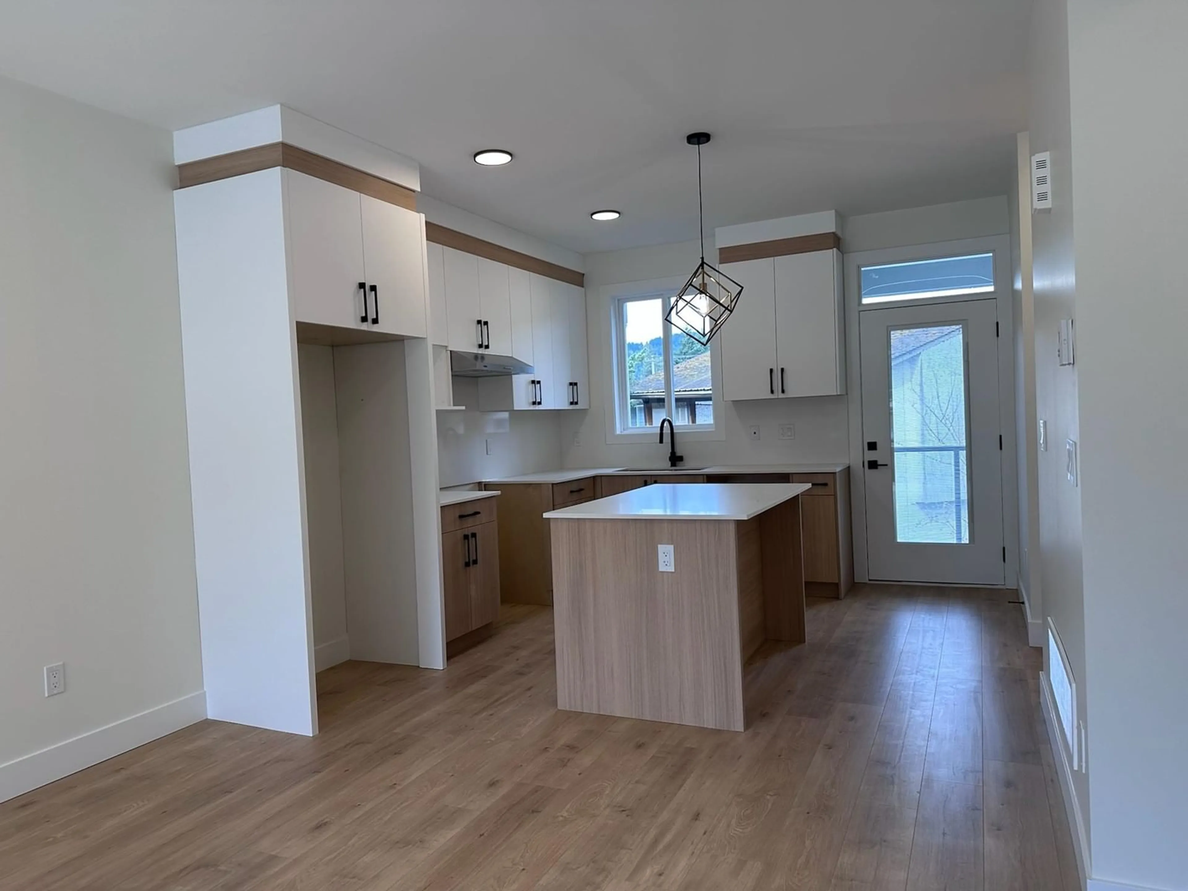 Open concept kitchen, wood/laminate floor for 6 - 455 COQUIHALLA STREET, Hope British Columbia V0X1L0