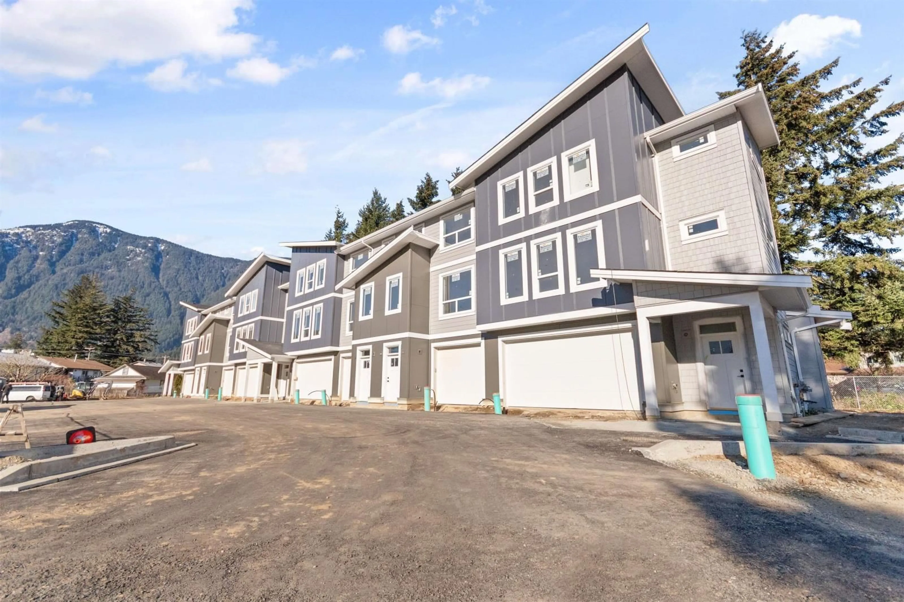 A pic from outside/outdoor area/front of a property/back of a property/a pic from drone, mountain view for 8 455 COQUIHALLA STREET|Hope, Hope British Columbia V0X1L0