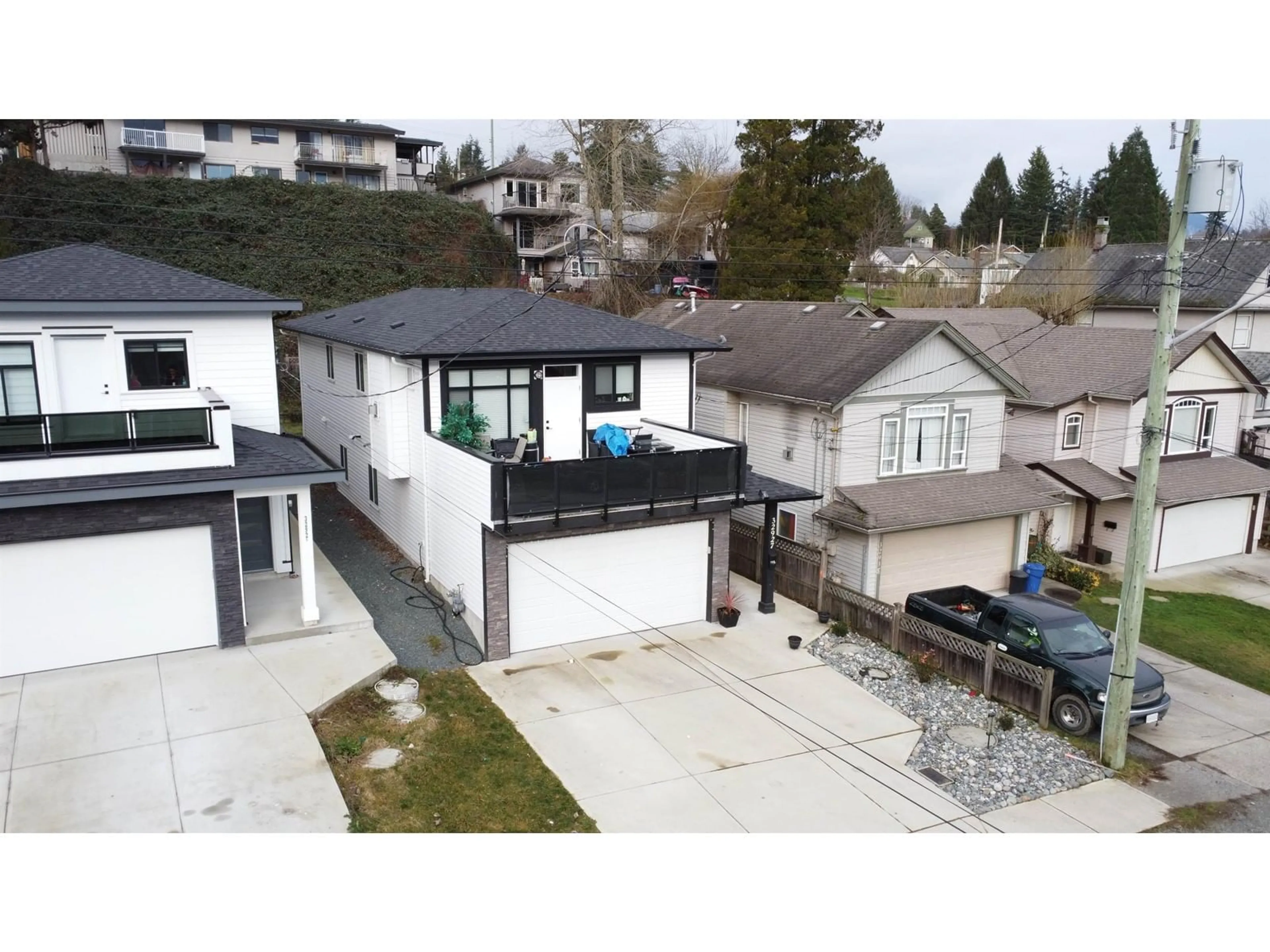 A pic from outside/outdoor area/front of a property/back of a property/a pic from drone, street for 32927 3RD AVENUE, Mission British Columbia V2V1N2