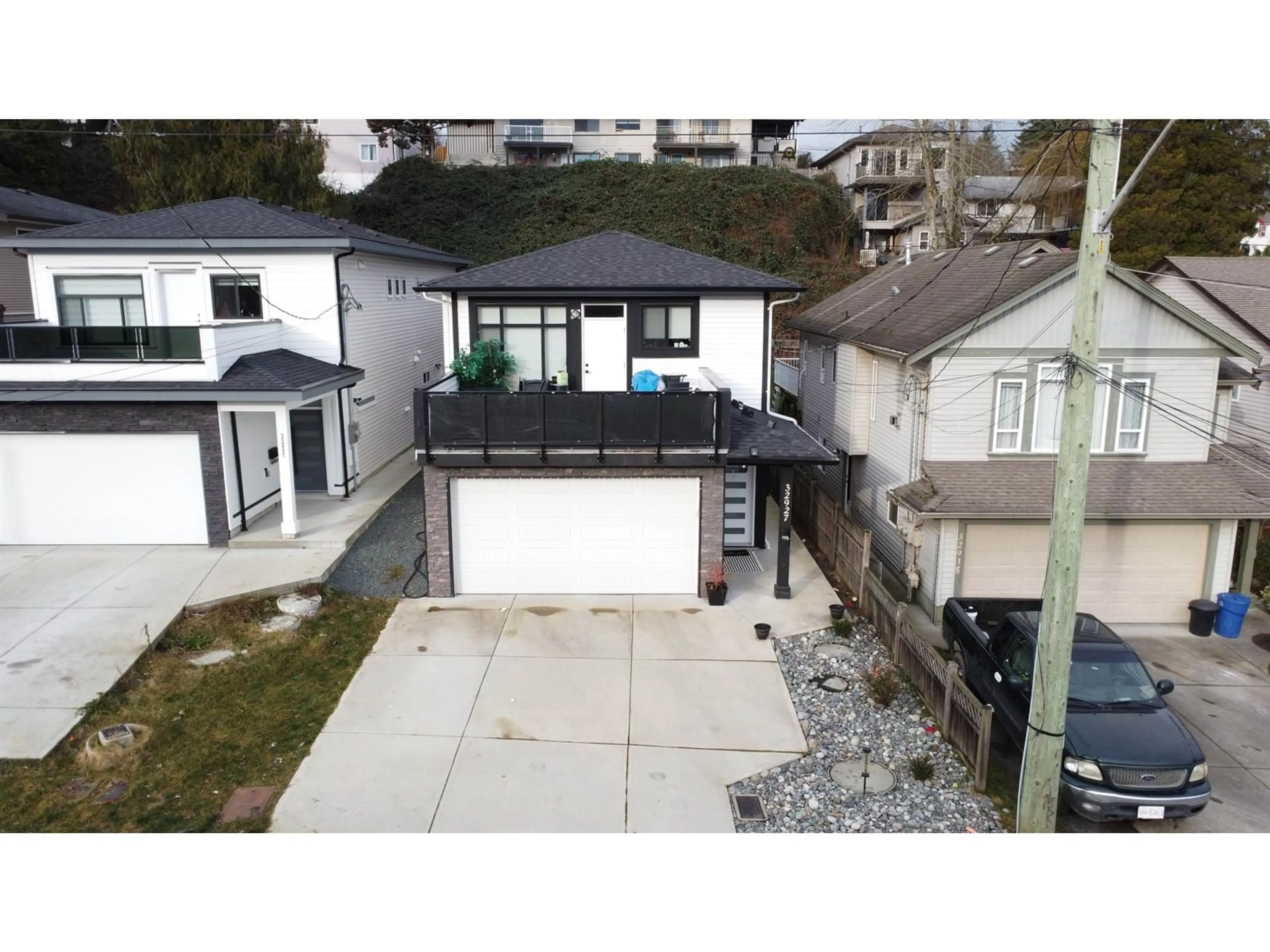 A pic from outside/outdoor area/front of a property/back of a property/a pic from drone, street for 32927 3RD AVENUE, Mission British Columbia V2V1N2