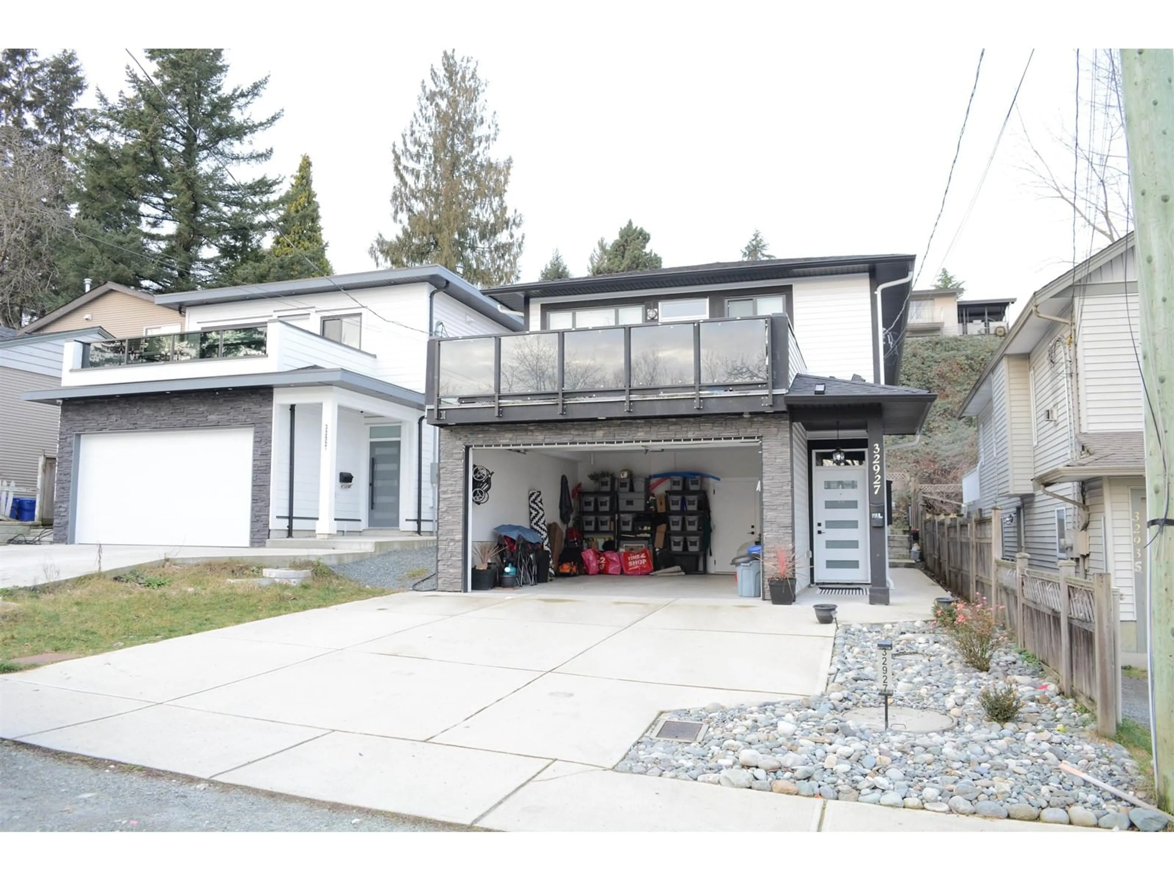 Indoor garage for 32927 3RD AVENUE, Mission British Columbia V2V1N2