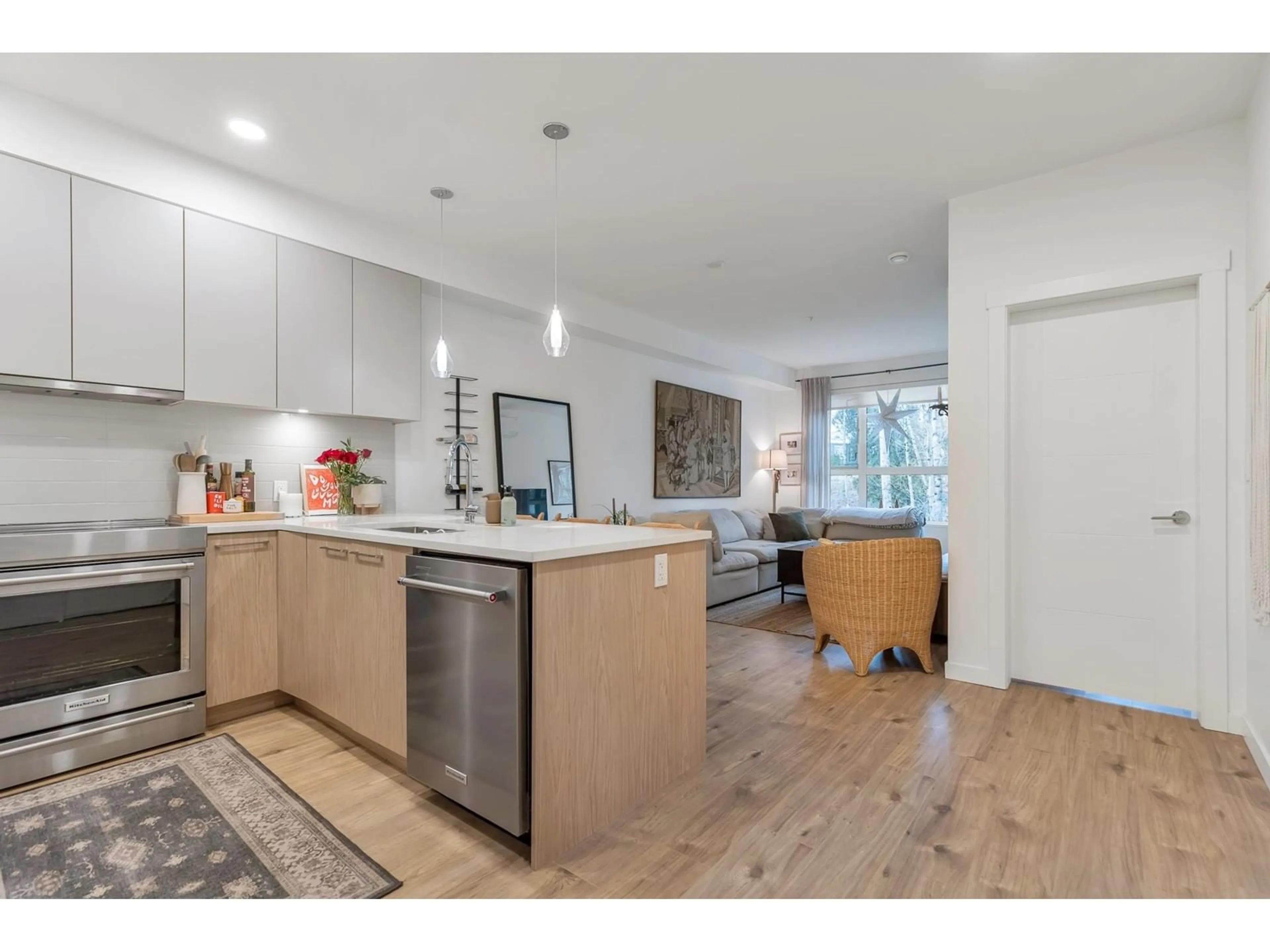 Open concept kitchen, wood/laminate floor for 211 - 3182 GLADWIN, Abbotsford British Columbia V2T6R7