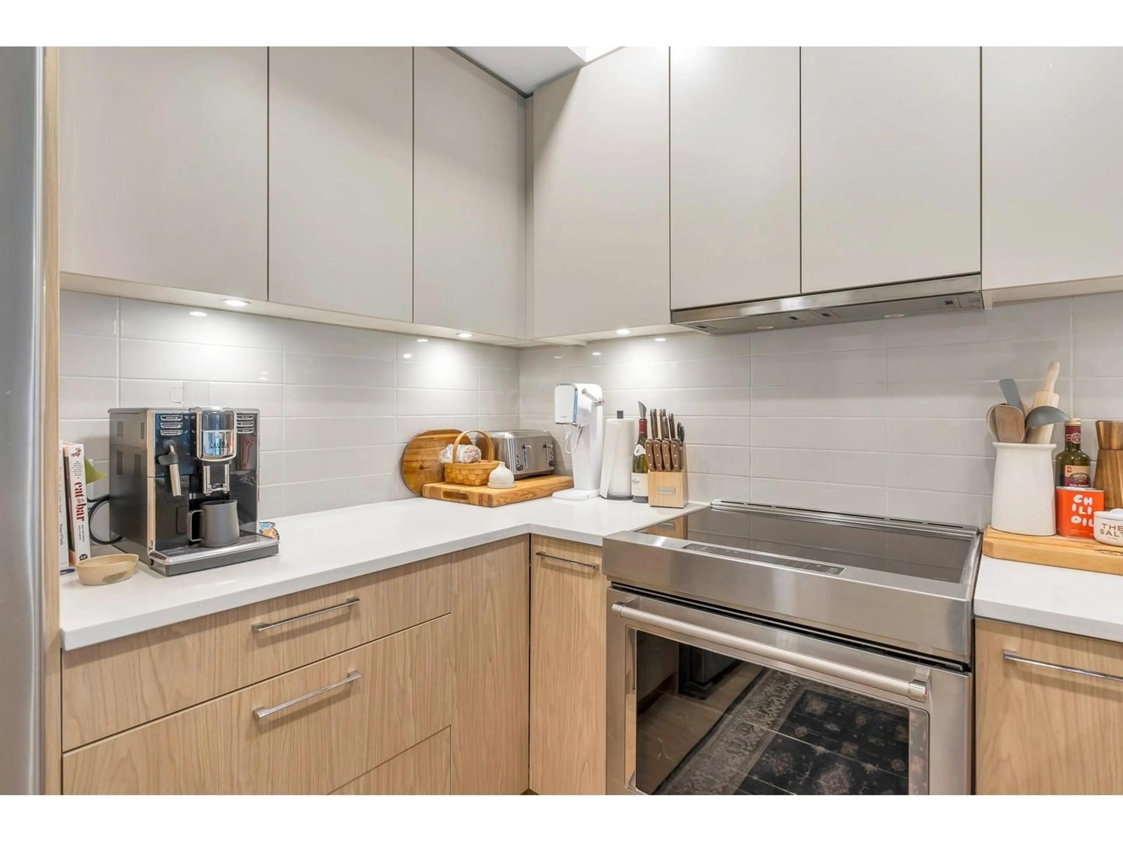 Standard kitchen, unknown for 211 - 3182 GLADWIN, Abbotsford British Columbia V2T6R7