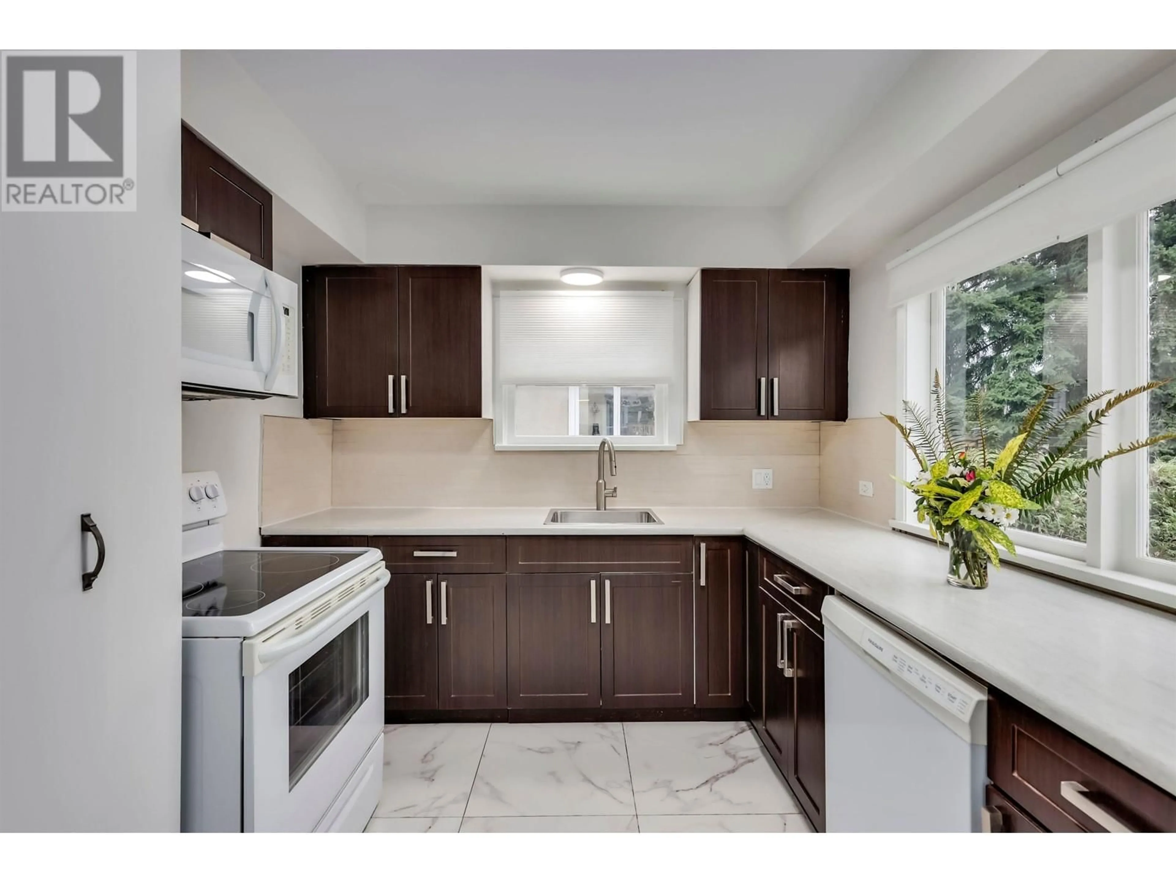 Standard kitchen, unknown for 181 WINDSOR ROAD, North Vancouver British Columbia V7N2M9