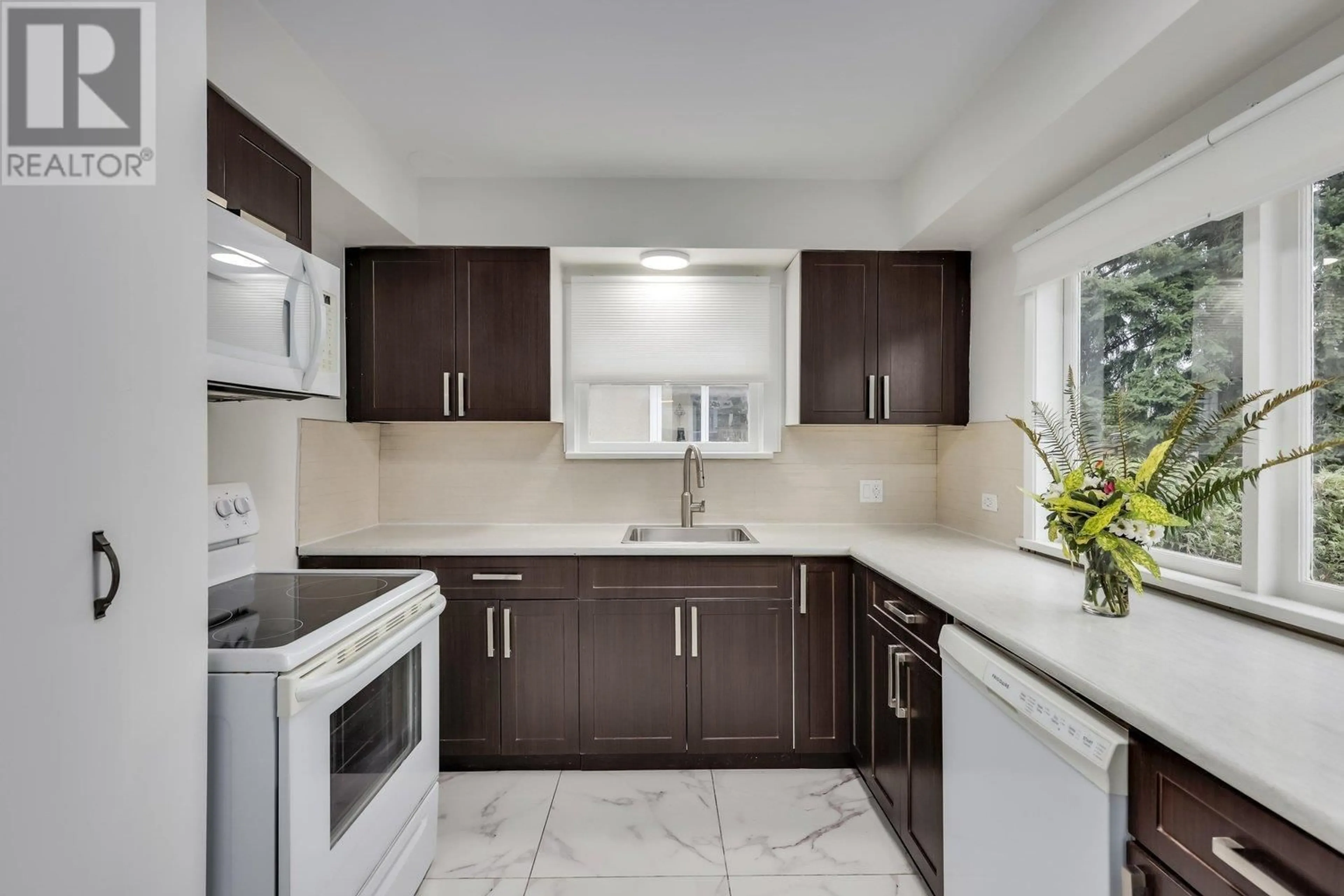 Standard kitchen, ceramic/tile floor for 181 WINDSOR ROAD, North Vancouver British Columbia V7N2M9