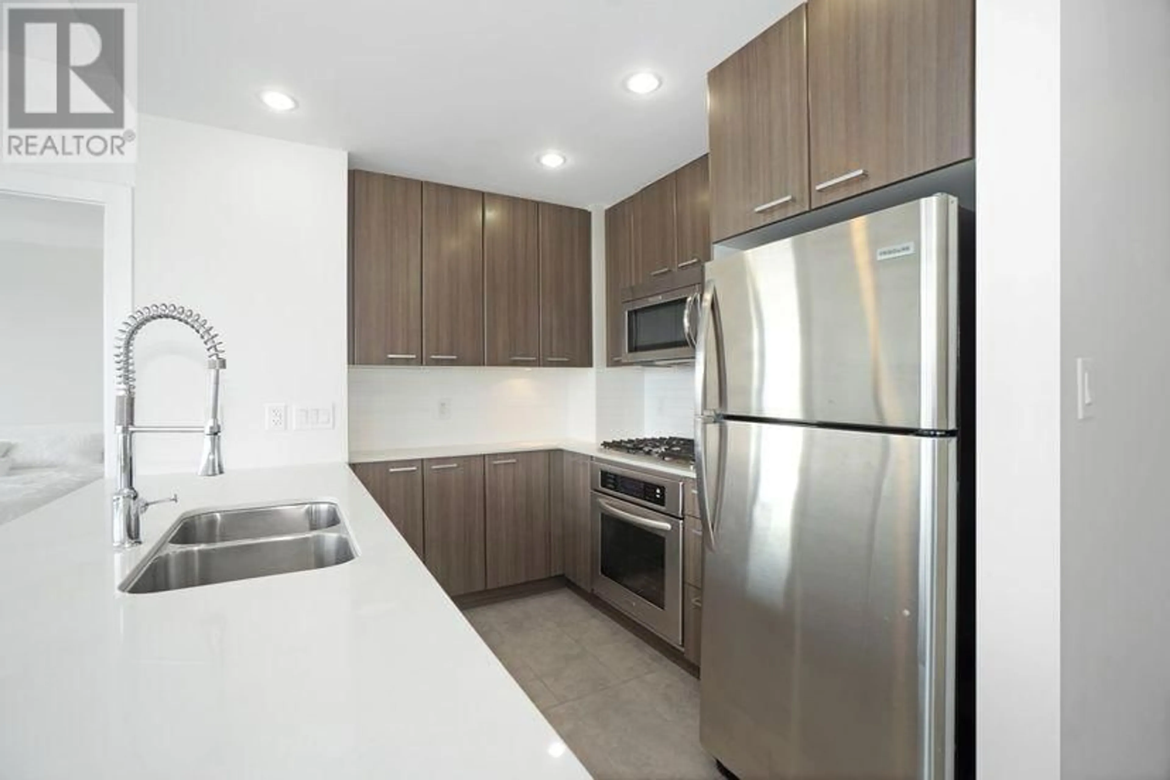 Standard kitchen, unknown for 4002 2955 ATLANTIC AVENUE, Coquitlam British Columbia V3B0H9