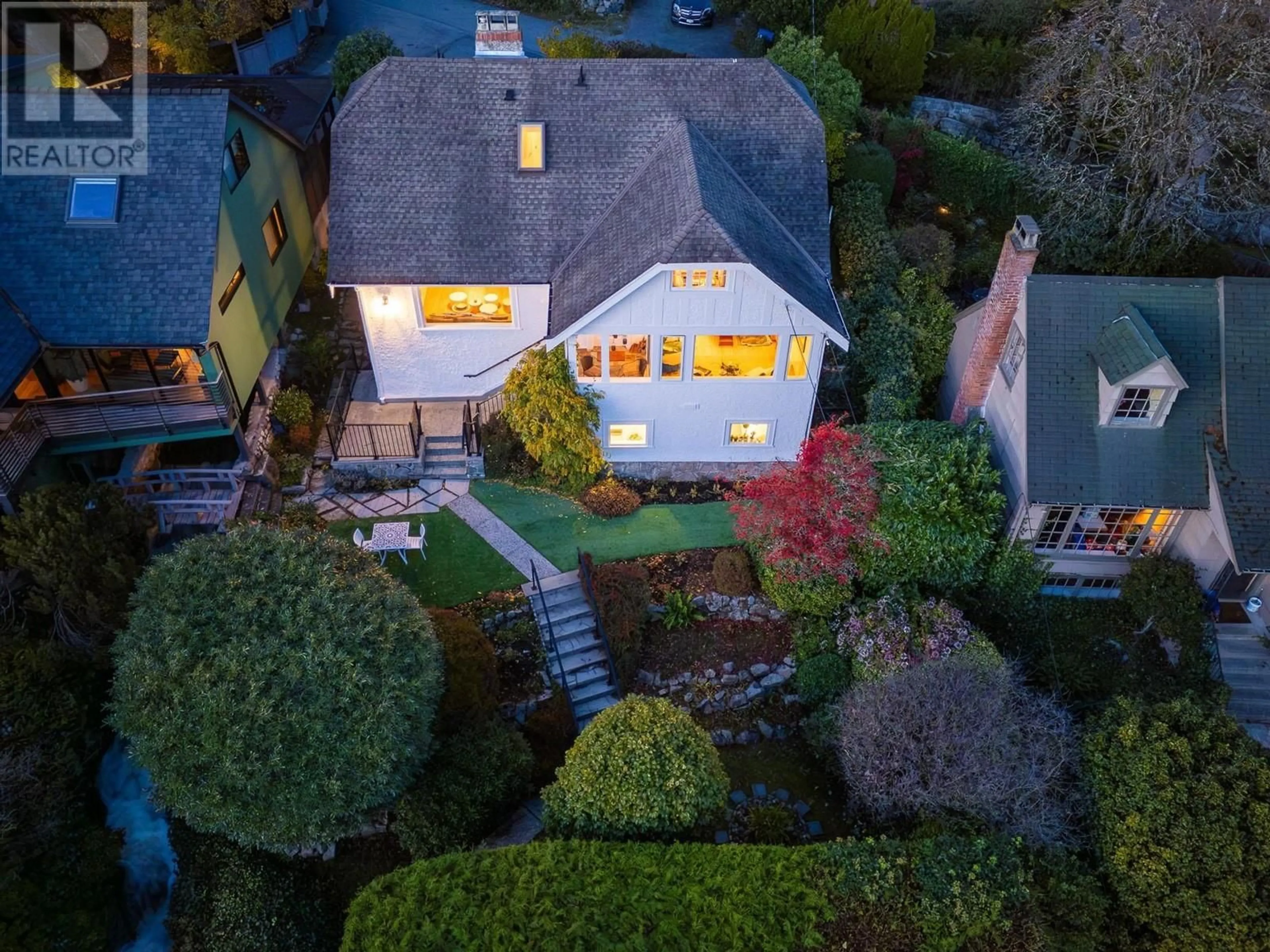 A pic from outside/outdoor area/front of a property/back of a property/a pic from drone, street for 3260 TRAVERS AVENUE, West Vancouver British Columbia V7V1G5