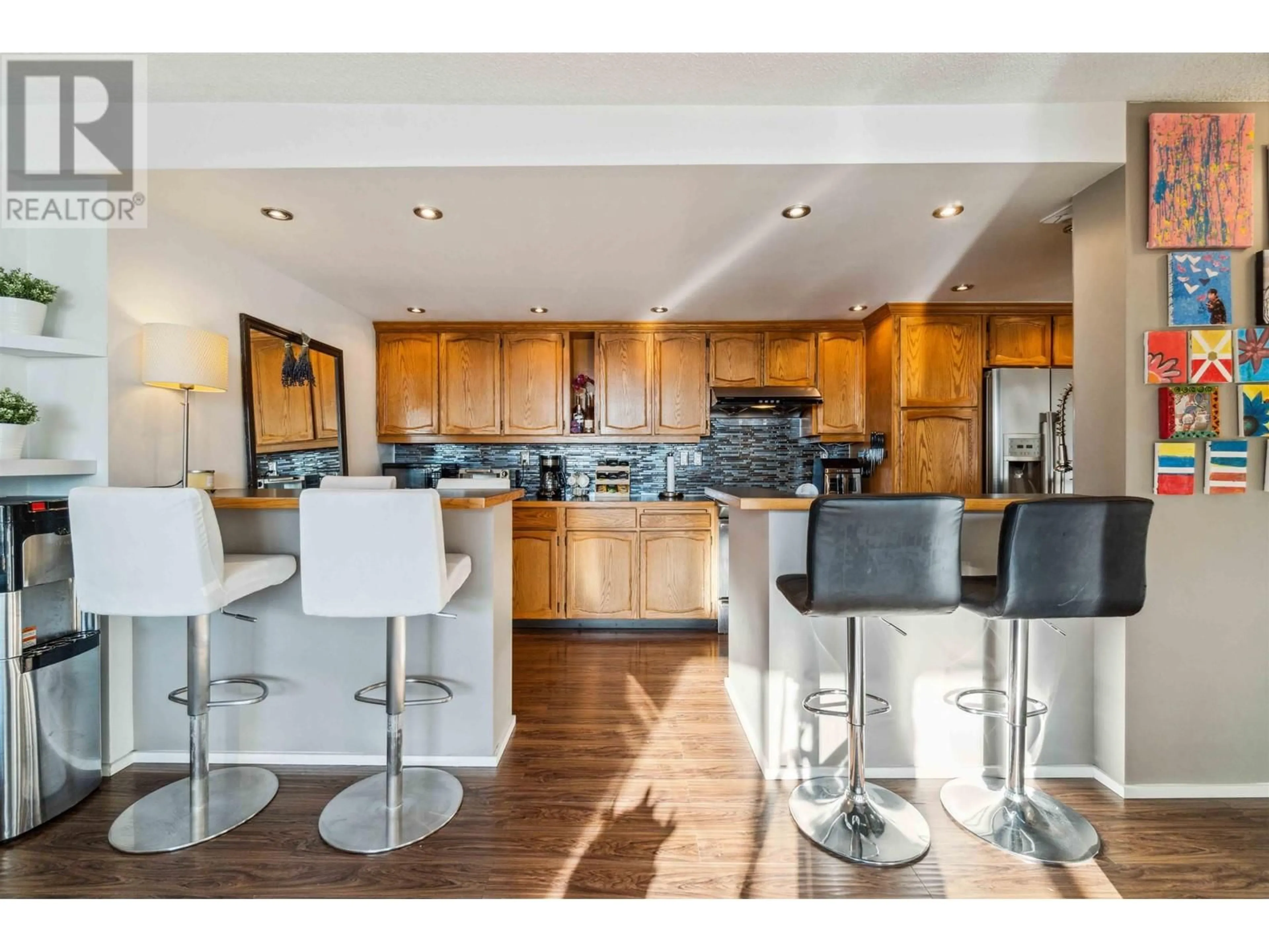 Open concept kitchen, wood/laminate floor for 1005 620 SEVENTH AVENUE, New Westminster British Columbia V3M5T6