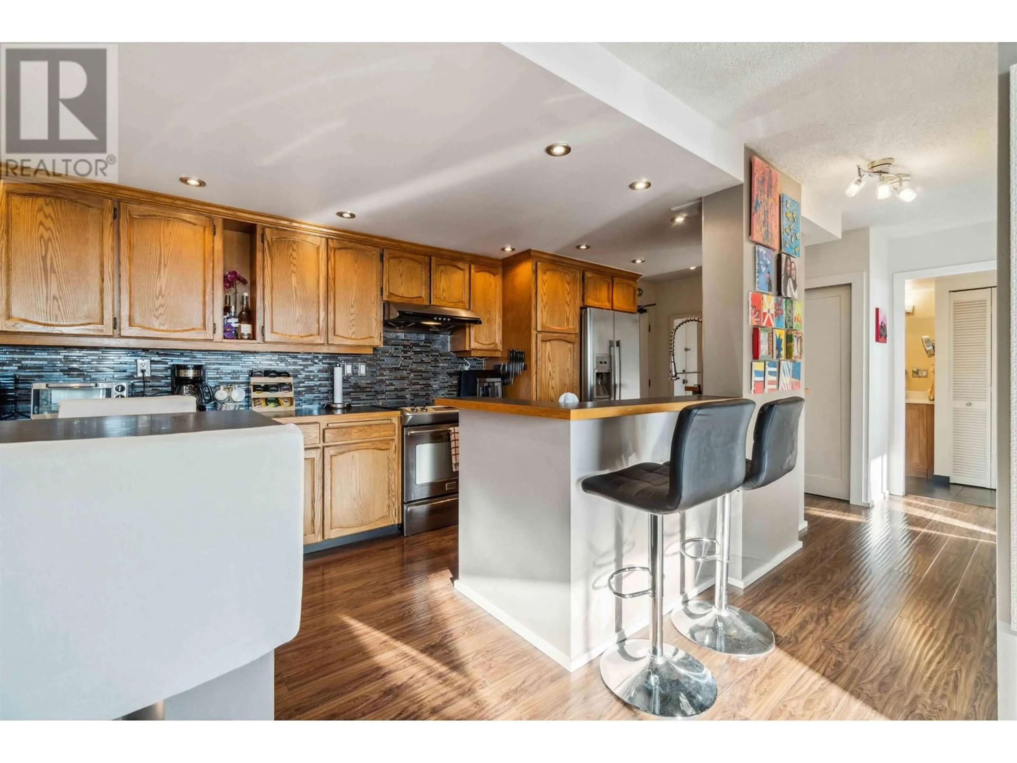 Open concept kitchen, wood/laminate floor for 1005 620 SEVENTH AVENUE, New Westminster British Columbia V3M5T6