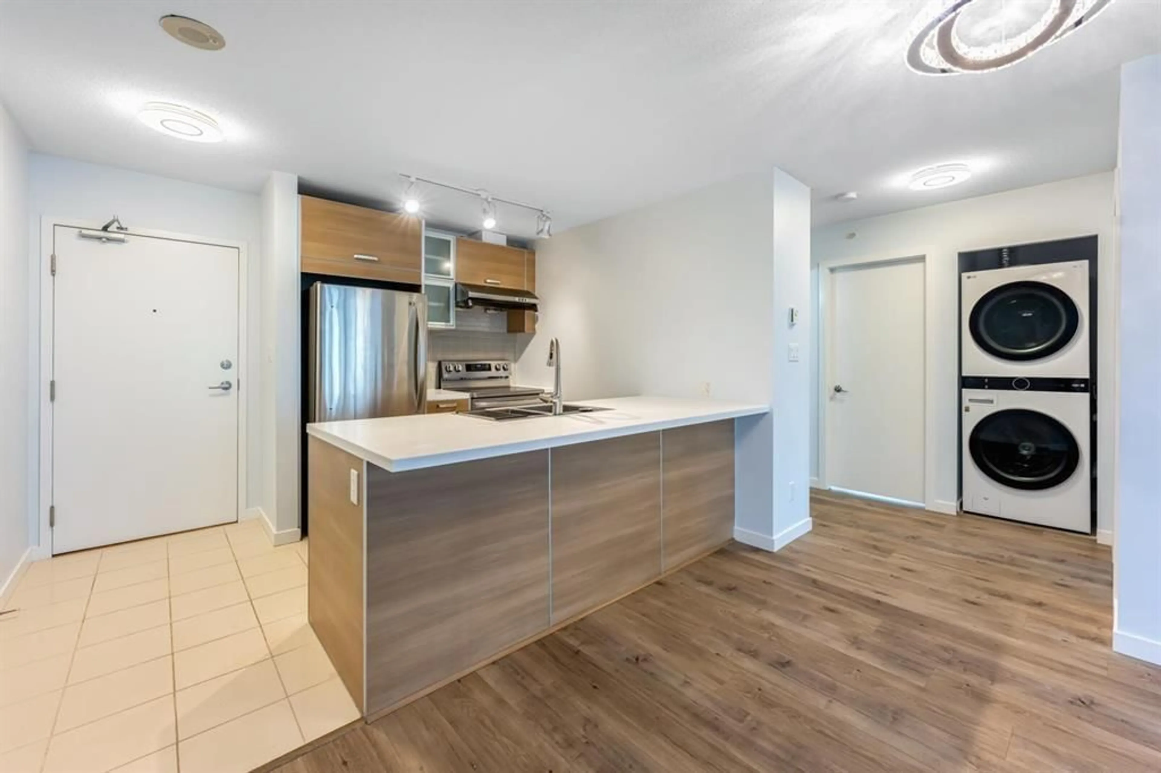 Standard kitchen, unknown for 1402 9981 WHALLEY BOULEVARD, Surrey British Columbia V3T0G6