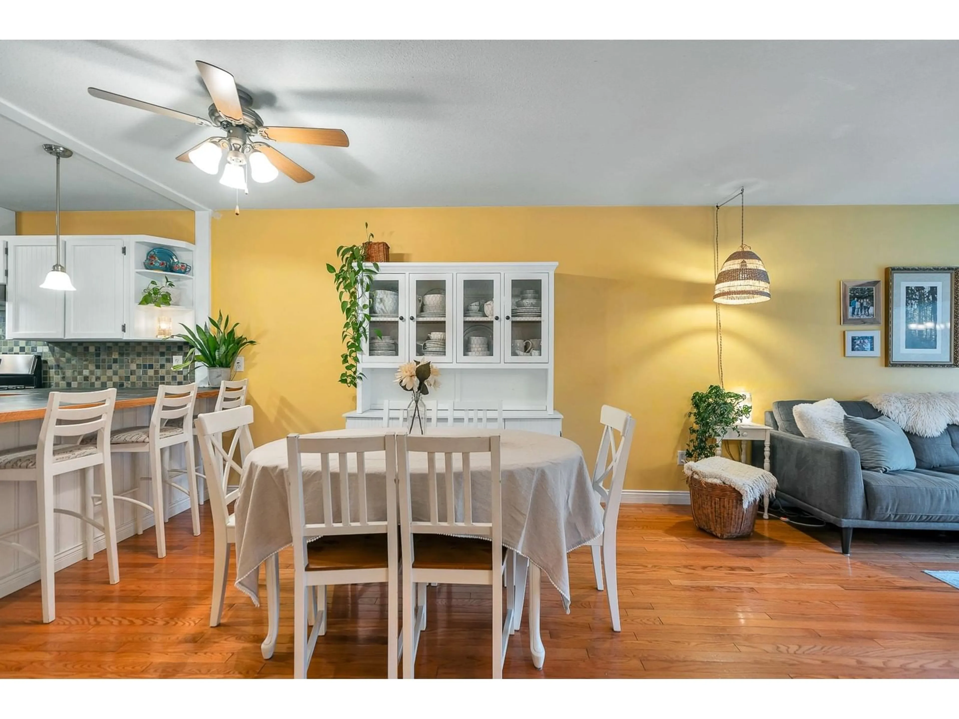 Dining room, wood/laminate floor for 34642 PEARL AVENUE, Abbotsford British Columbia V2S2V8