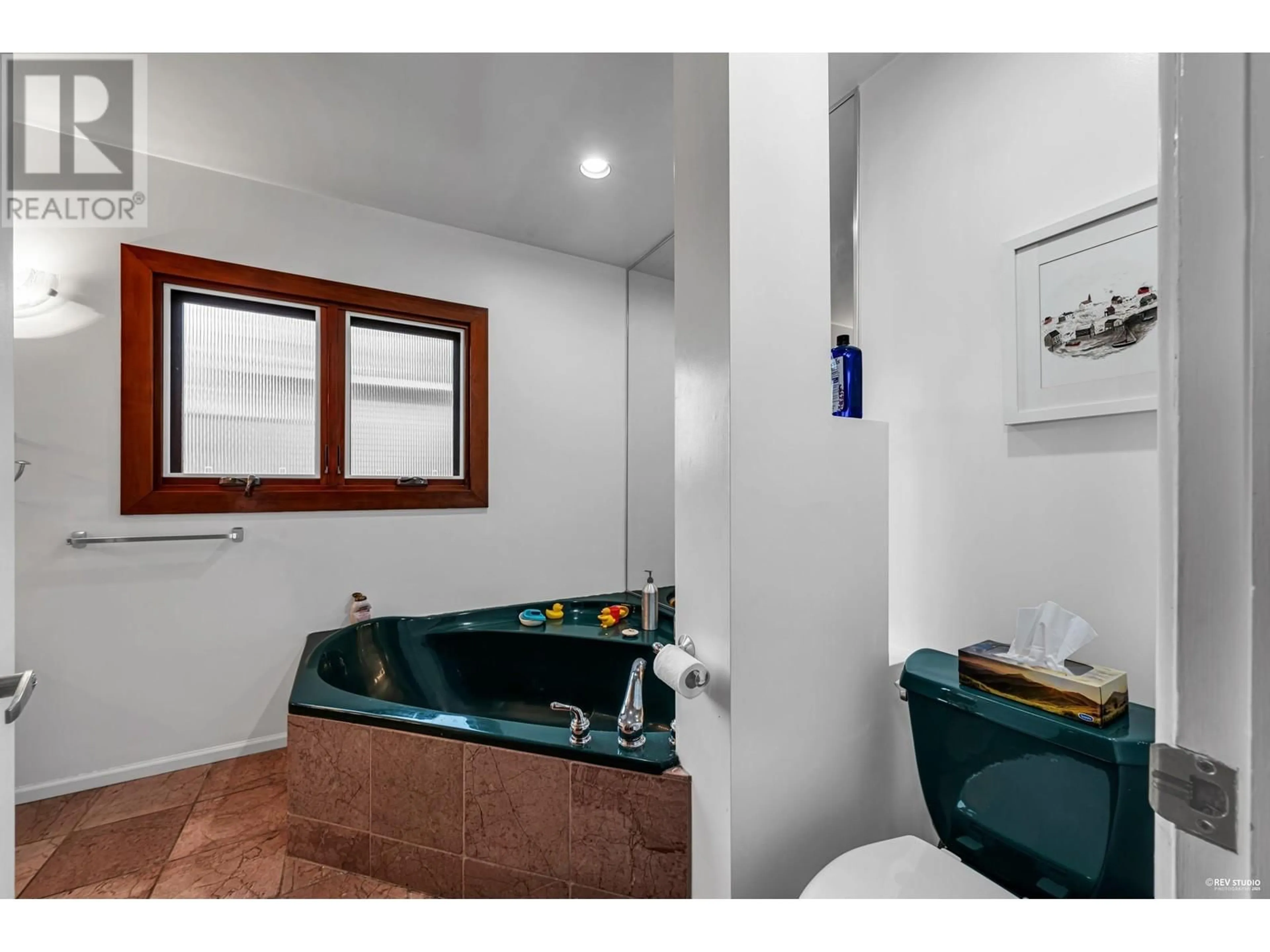 Standard bathroom, ceramic/tile floor for 1488 PALMERSTON AVENUE, West Vancouver British Columbia V7T2H7