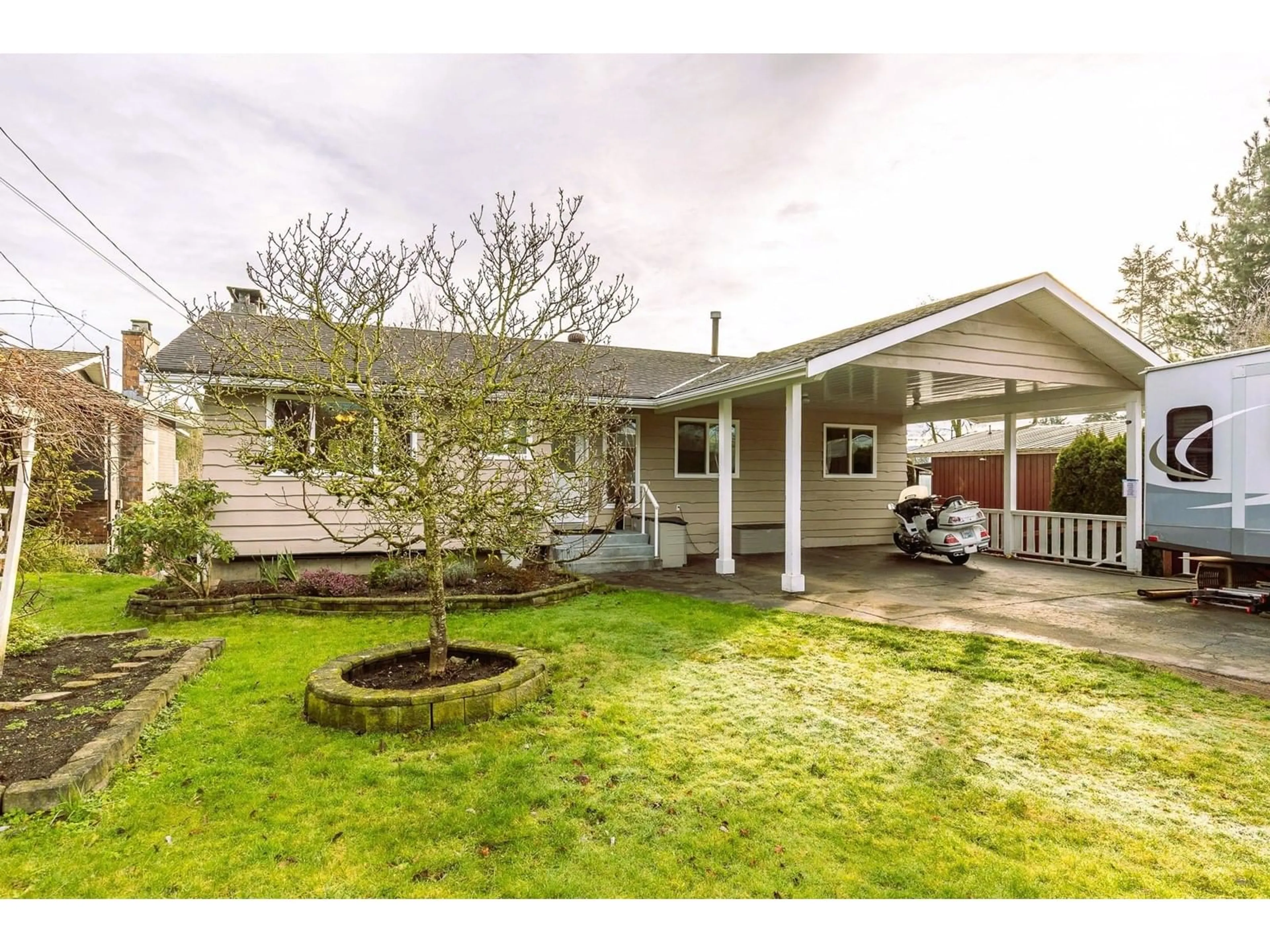 A pic from outside/outdoor area/front of a property/back of a property/a pic from drone, street for 33416 HEATHER AVENUE, Mission British Columbia V3A7Z3