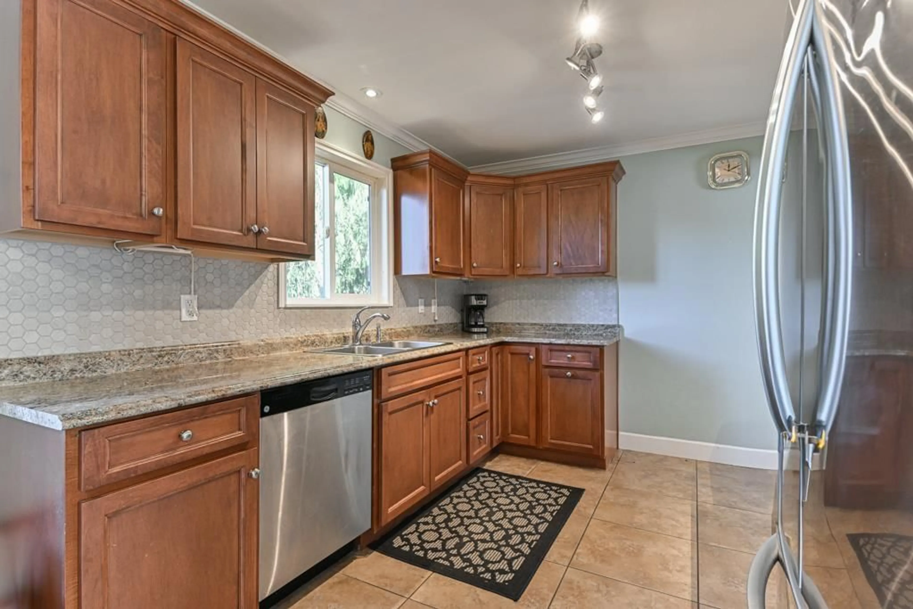 Standard kitchen, ceramic/tile floor for 31809 SILVERDALE AVENUE, Mission British Columbia V2V2K8