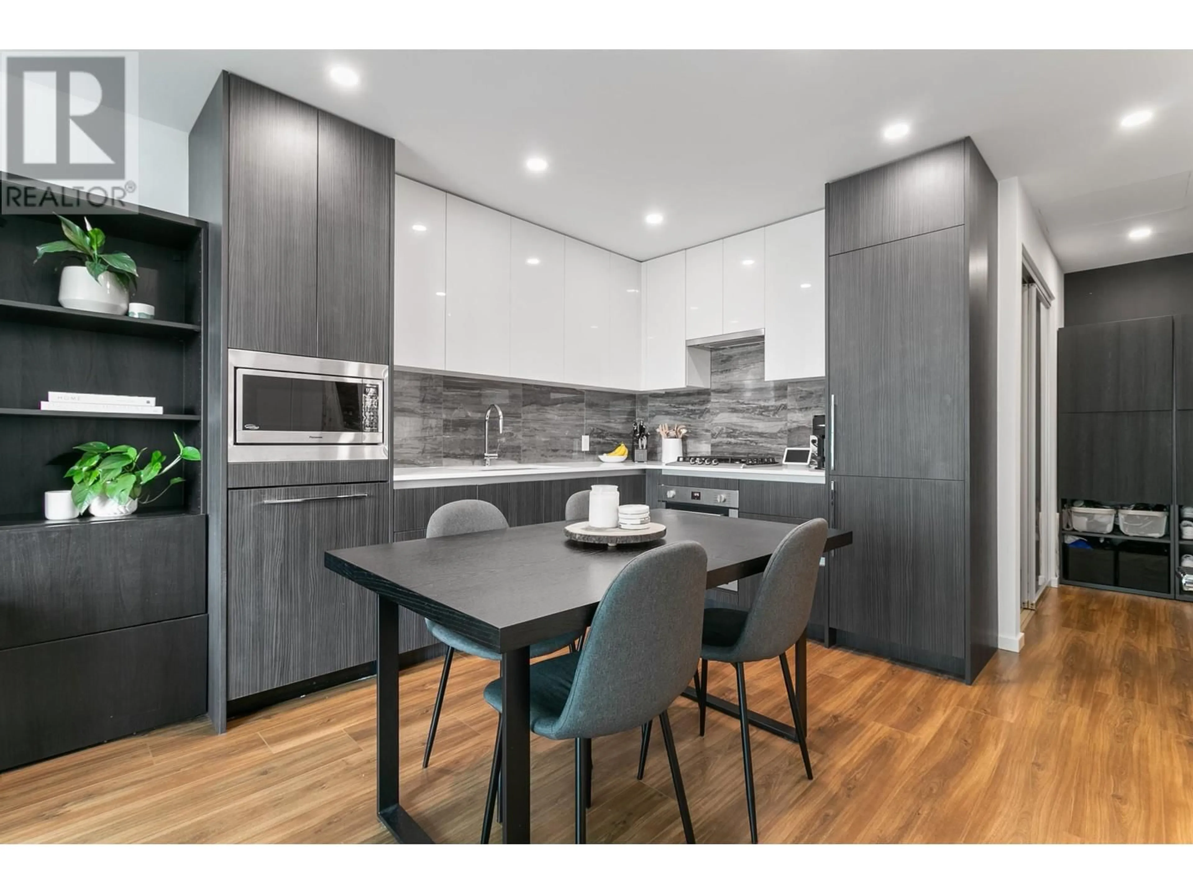 Open concept kitchen, wood/laminate floor for 610 - 1888 GILMORE AVENUE, Burnaby British Columbia V5C0L2