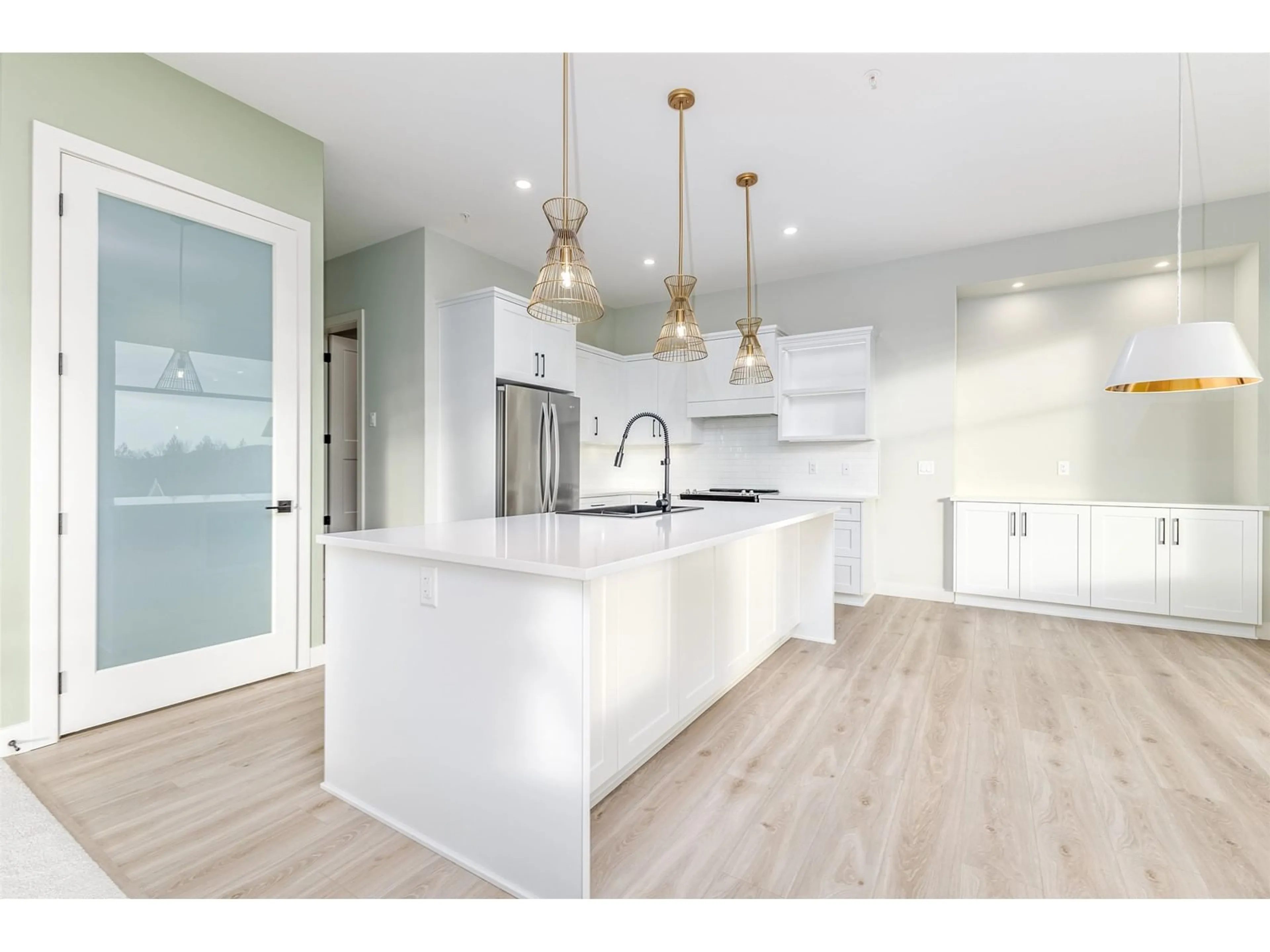 Open concept kitchen, wood/laminate floor for 31560 BURNHAM PLACE, Mission British Columbia V2S0E8