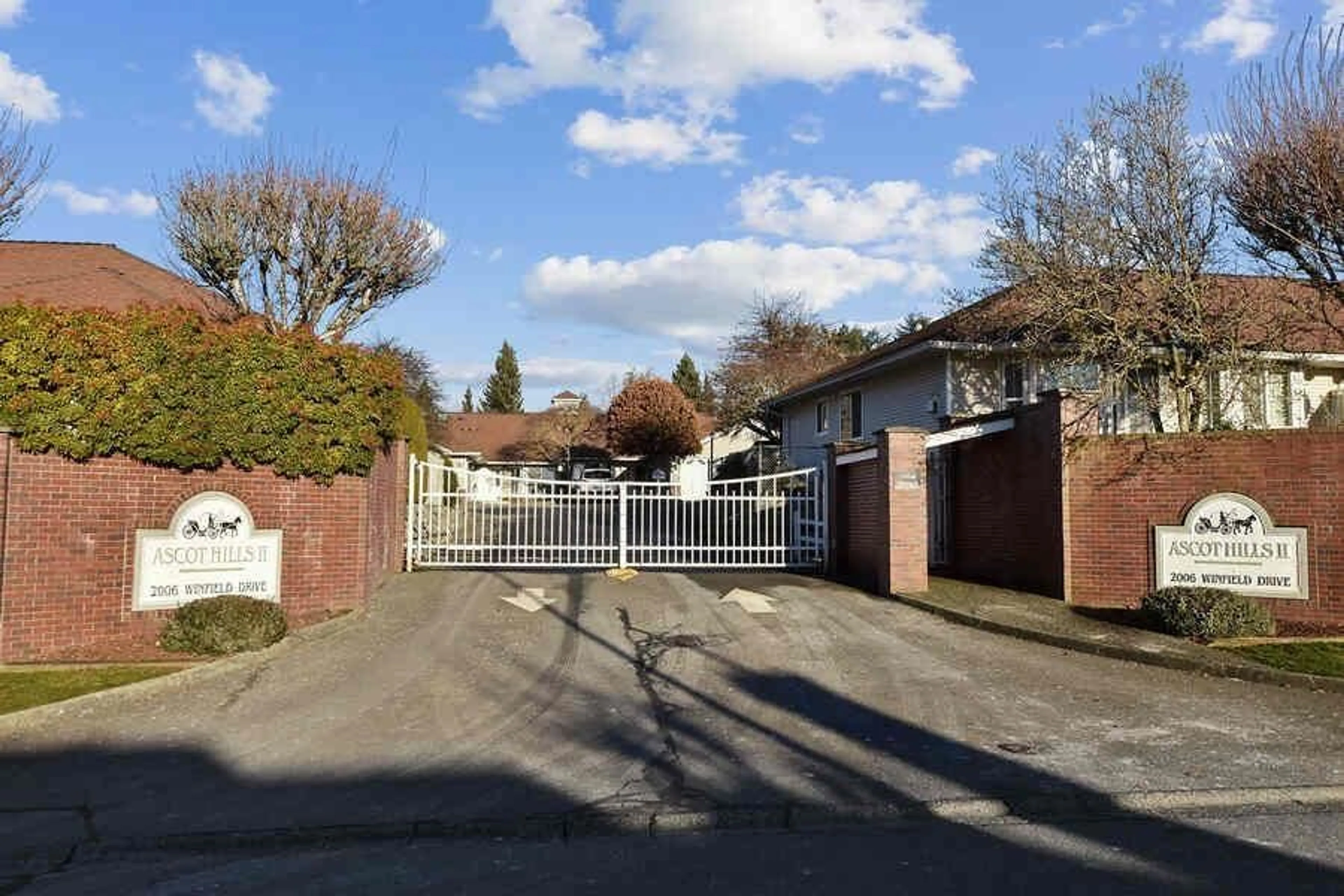 A pic from outside/outdoor area/front of a property/back of a property/a pic from drone, street for 34 2006 WINFIELD DRIVE, Abbotsford British Columbia V3G1K4