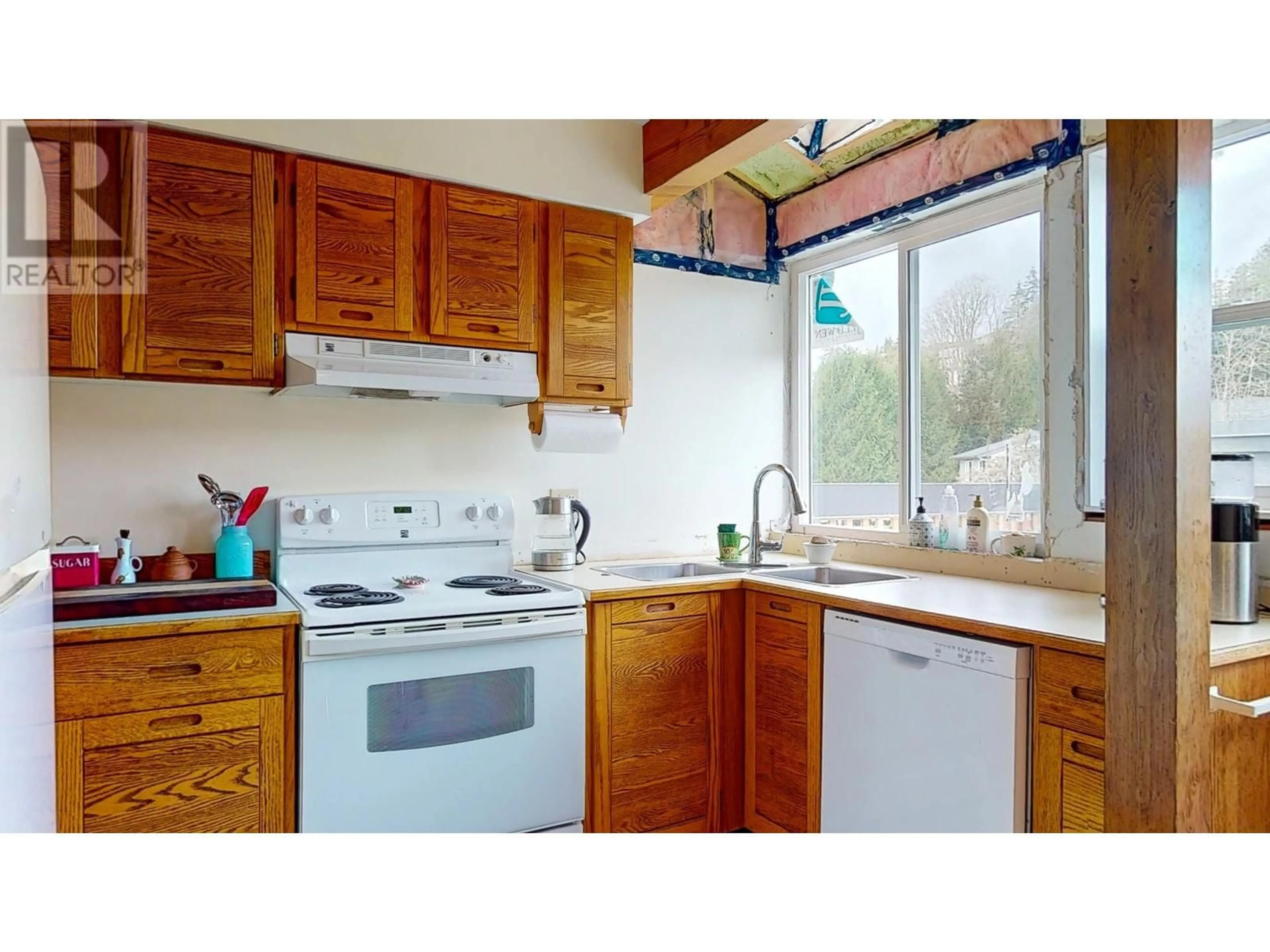 Standard kitchen, wood/laminate floor for 9 5753 WHARF AVENUE, Sechelt British Columbia V7Z0H5