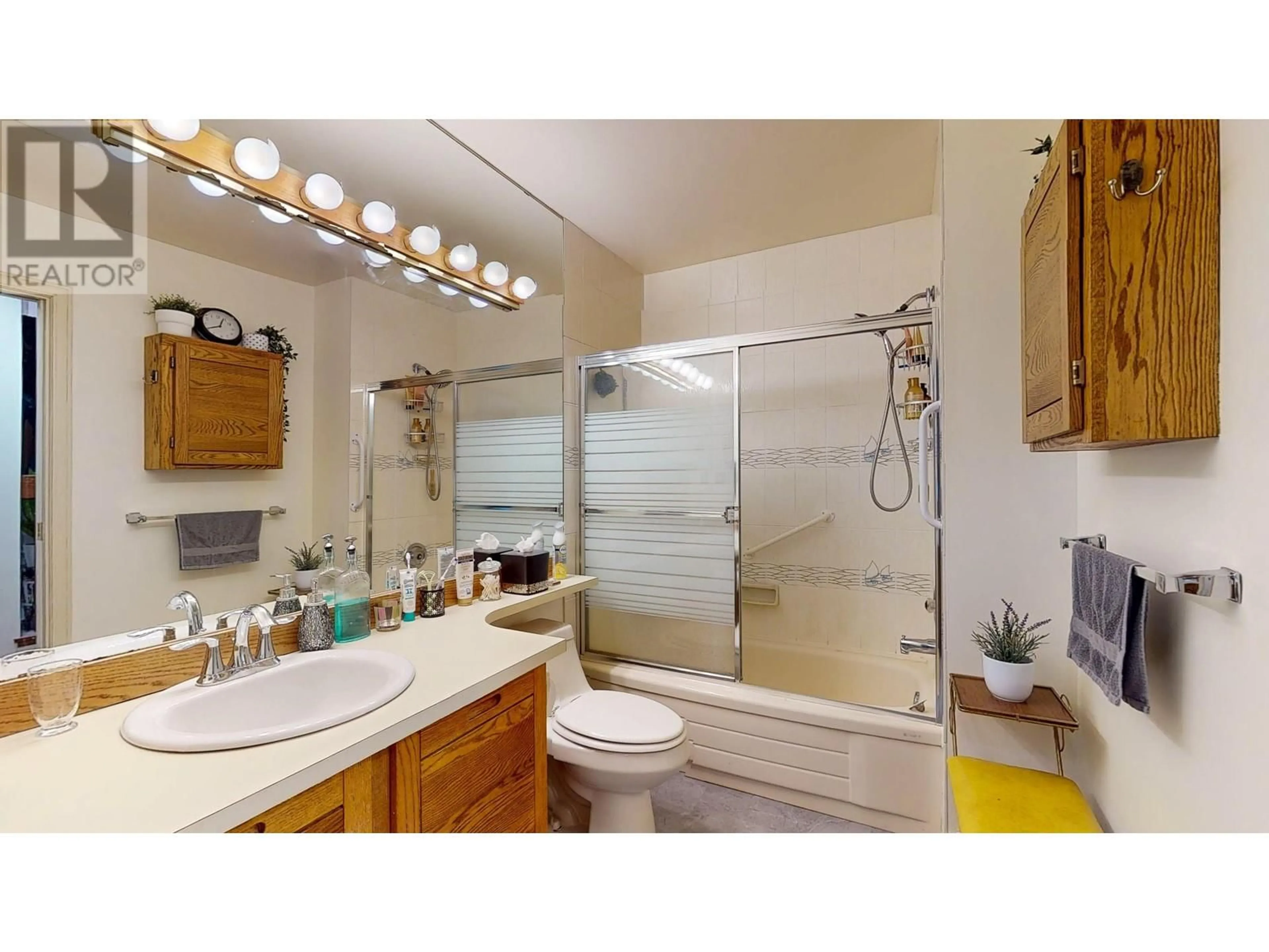 Standard bathroom, ceramic/tile floor for 9 5753 WHARF AVENUE, Sechelt British Columbia V7Z0H5