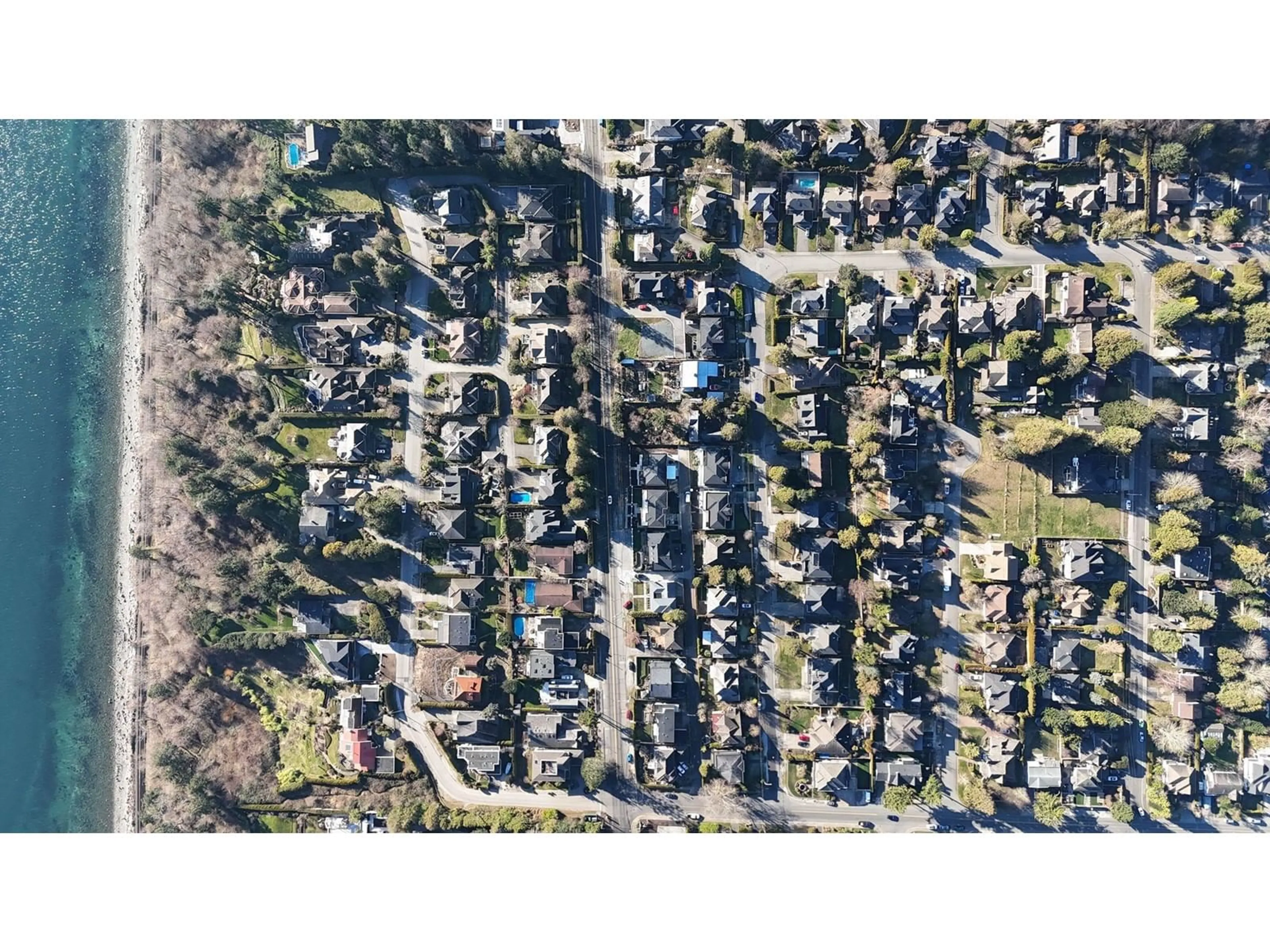 A pic from outside/outdoor area/front of a property/back of a property/a pic from drone, street for 13511 MARINE, Surrey British Columbia V4A1G1