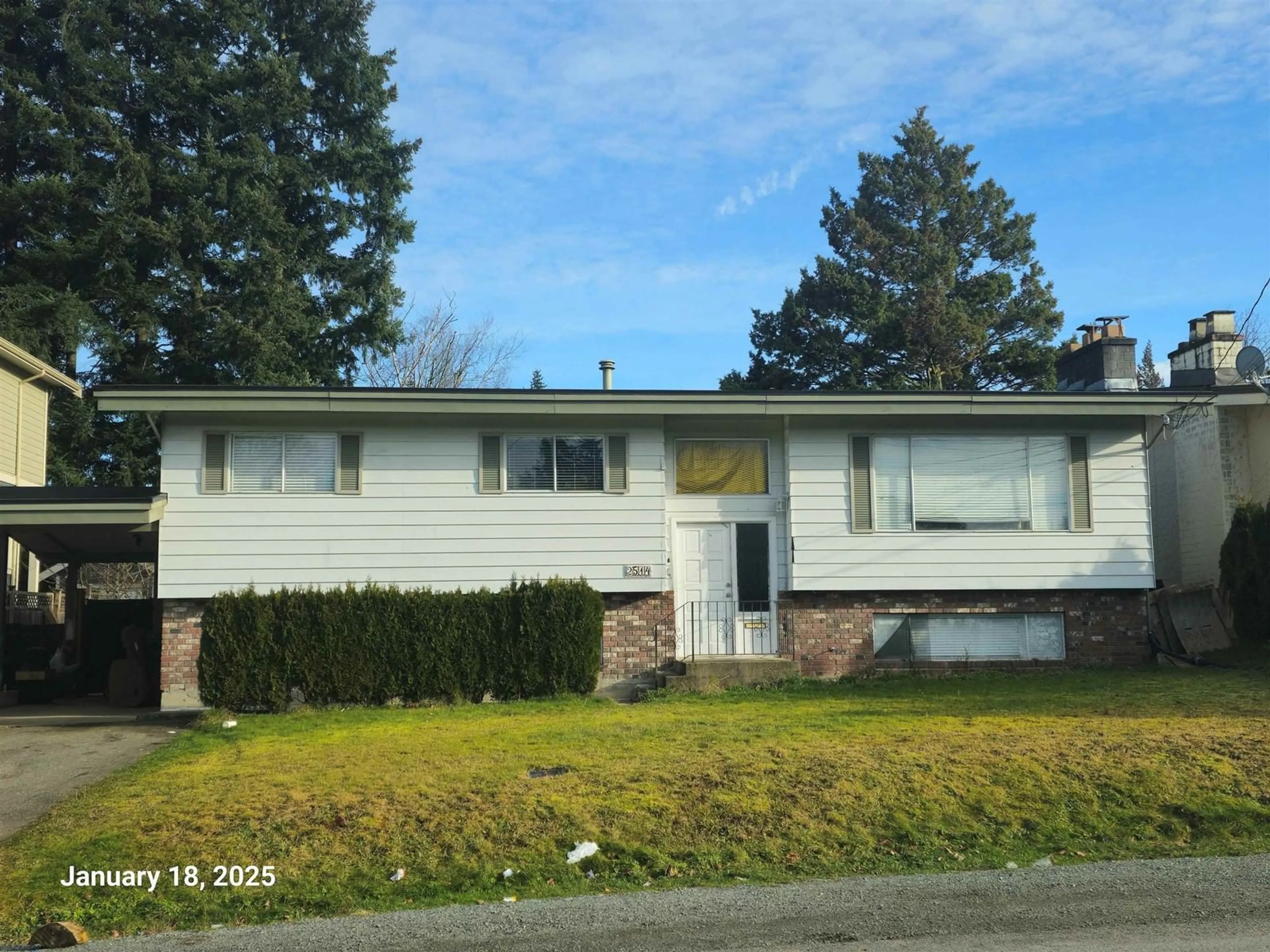 Home with vinyl exterior material, street for 2514 LILAC STREET, Abbotsford British Columbia V2T1P6